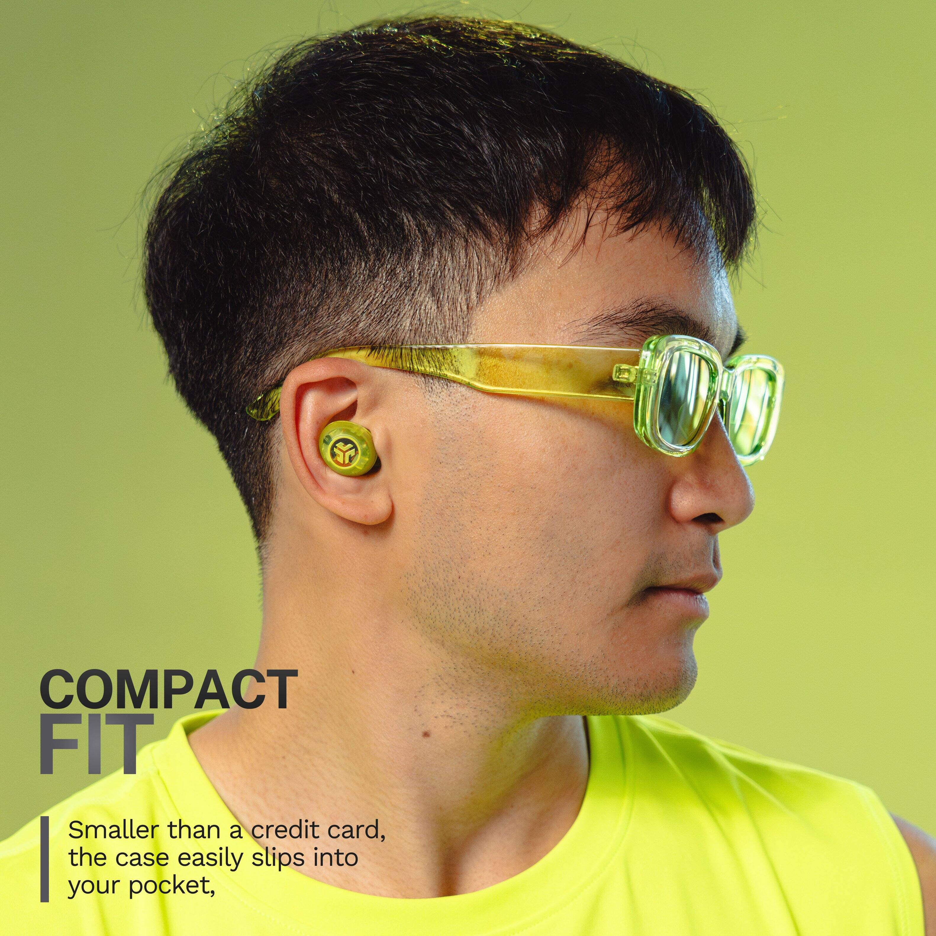 COMPACT FIT
Smaller than a credit card, the case easily slips into your pocket,