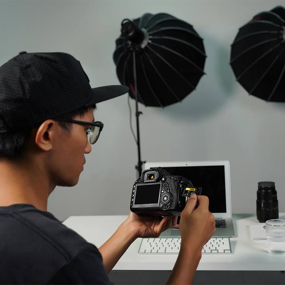 Alt View 2. Lexar - 1TB Professional 1800x UHS-II SDXC Memory Card (GOLD Series) LSD1800001T-BNNNG.