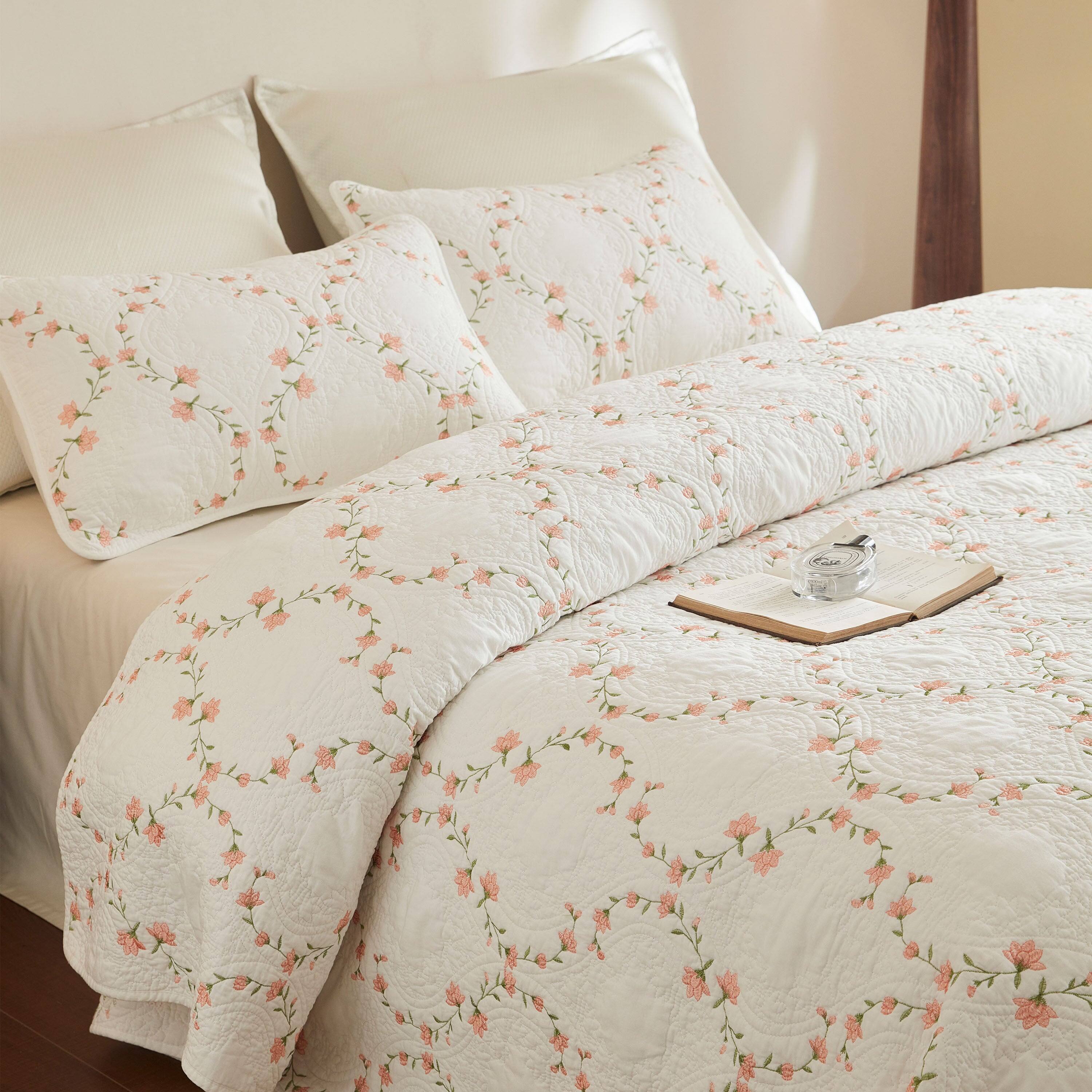Angle. MarCielo - MarCielo 3 Piece Cotton Embroidered Floral Quilt Set – Vintage Farmhouse Bedspread Set - Blush Floral.