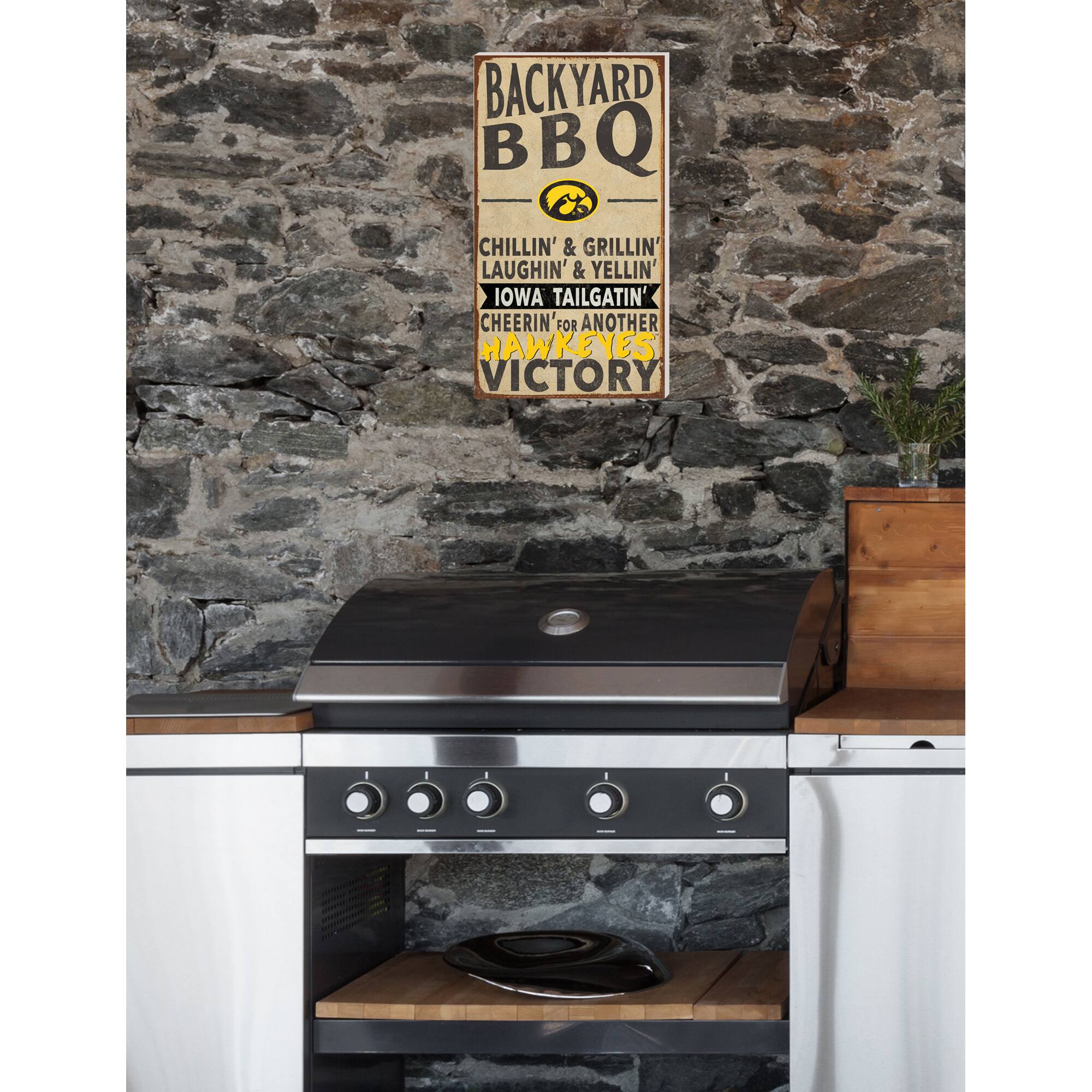 BACKYARD BBQ  
CHILLIN' & GRILLIN'  
LAUGHIN' & YELLIN'  
IOWA TAILGATIN'  
CHEERIN' FOR ANOTHER HAWKEYES VICTORY