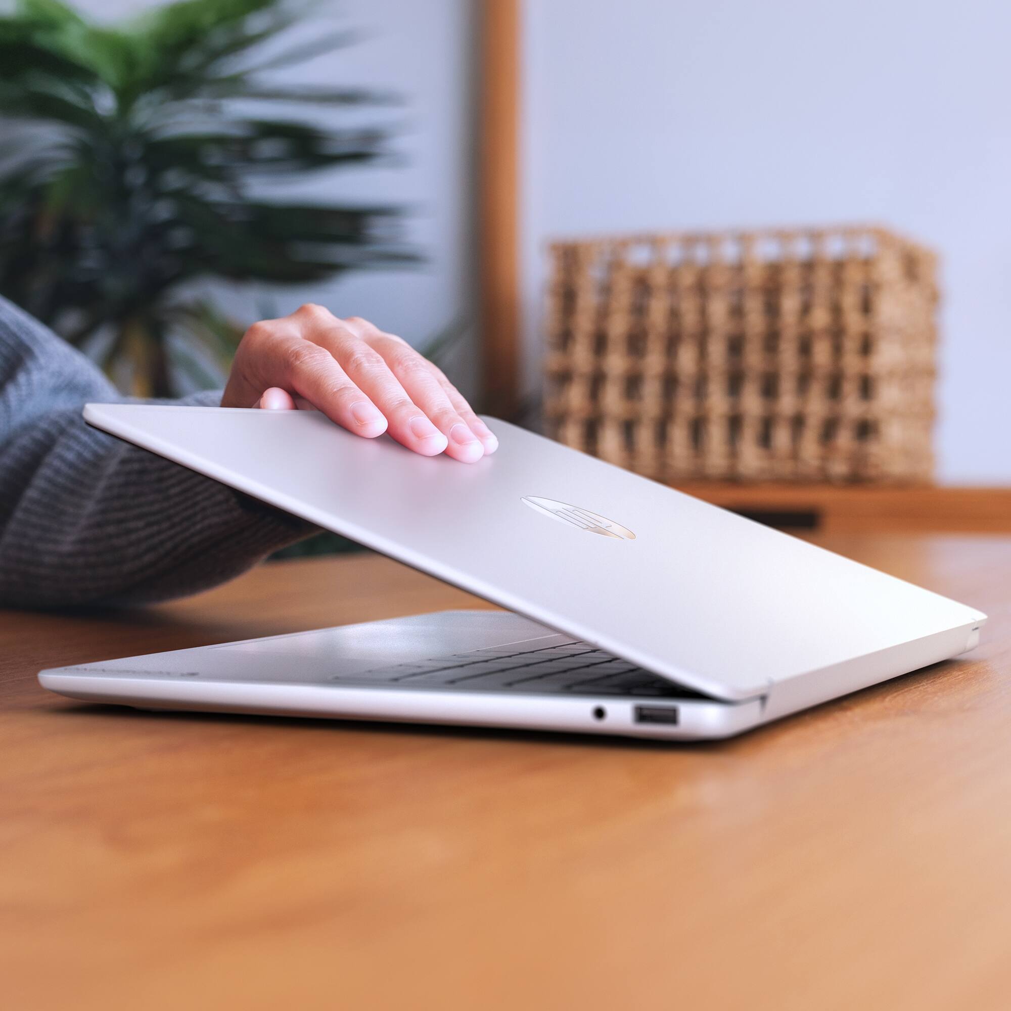 Alt View 13. HP - OmniBook 3 - 14" 2K Touchscreen Laptop - Snapdragon X - 16GB Memory - 512GB SSD - Copilot+ PC - Glacier Silver.
