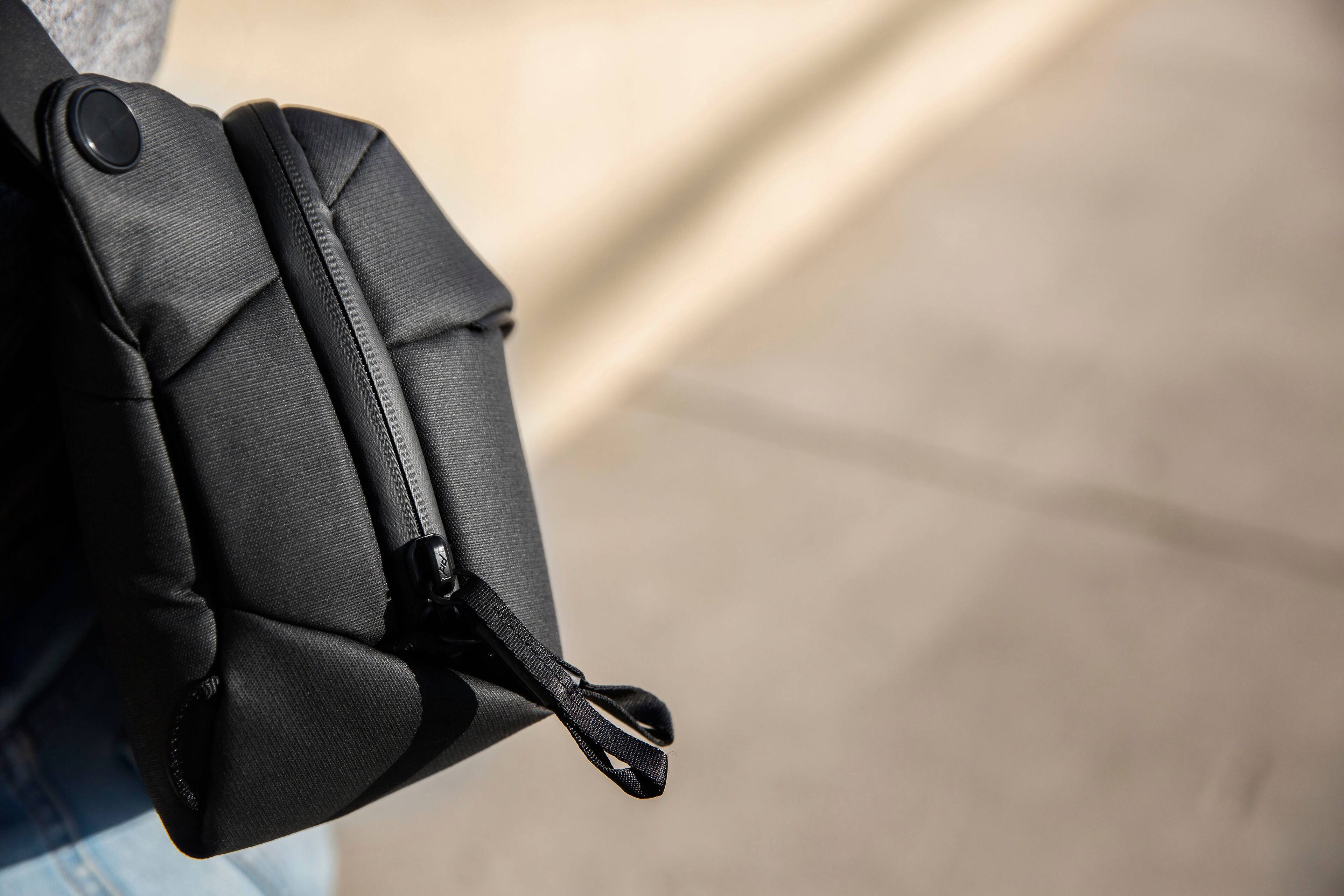 Alt View 21. Peak Design - Everyday Sling 3L - Black.