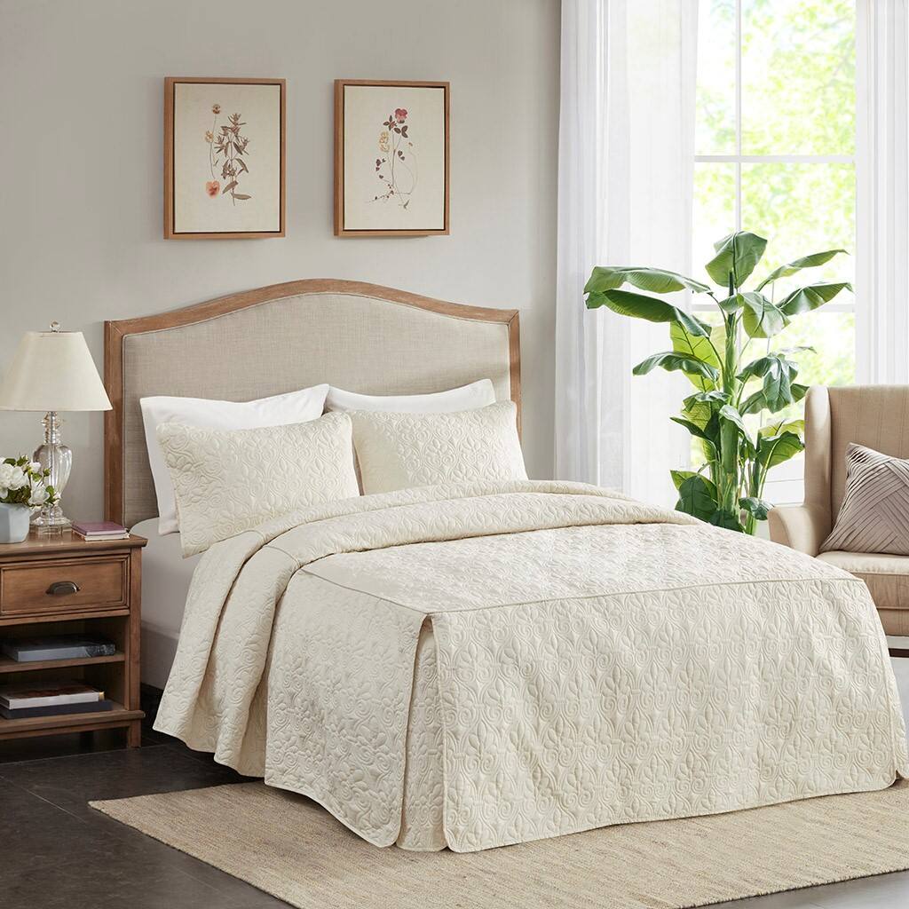 Alt View 1. Gracie Mills - Gracie Mills Sandy 3 Piece Split Corner Classic Pleated Quilted Bedspread Set - Cream.
