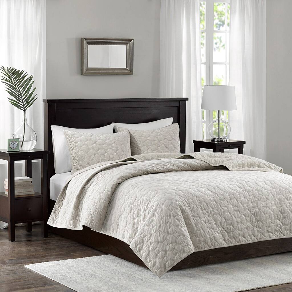 Alt View 1. Gracie Mills - Gracie Mills Gayle 3-Piece Casual Geometric Velvet Quilt Set - Ivory.