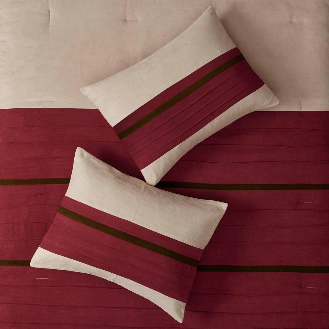 Alt View 1. Gracie Mills - Gracie Mills Bryony 7-Piece Microsuede Comforter Set - Red.