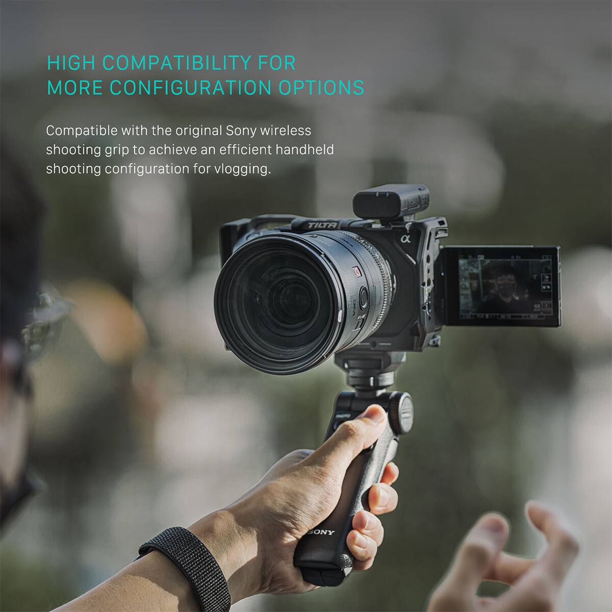 HIGH COMPATIBILITY FOR MORE CONFIGURATION OPTIONS

Compatible with the original Sony wireless shooting grip to achieve an efficient handheld shooting configuration for vlogging.