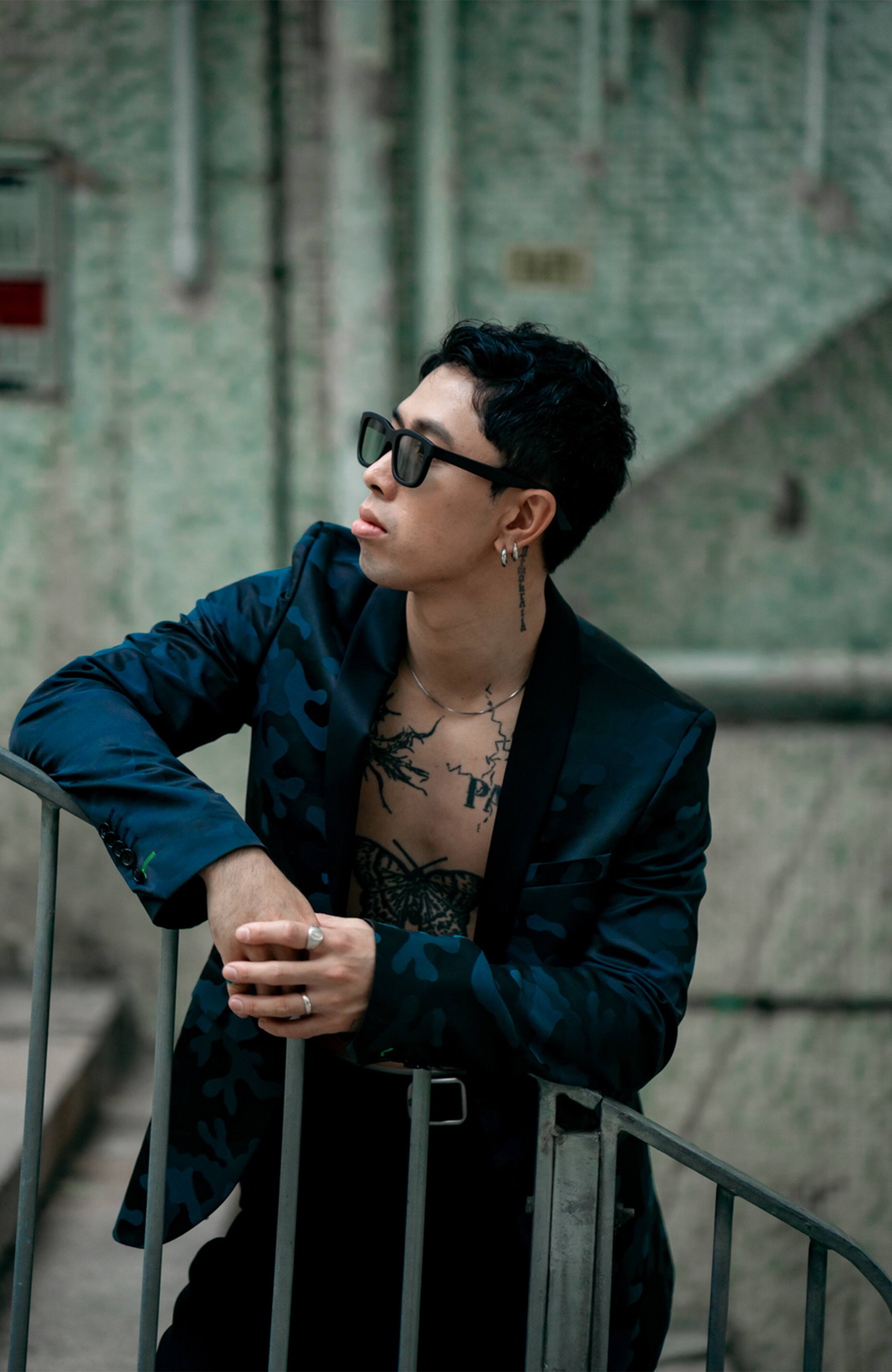 Alt View 4. Chamelo - Lifestyle Dusk Classic Button - Black frame | Smoke lenses.