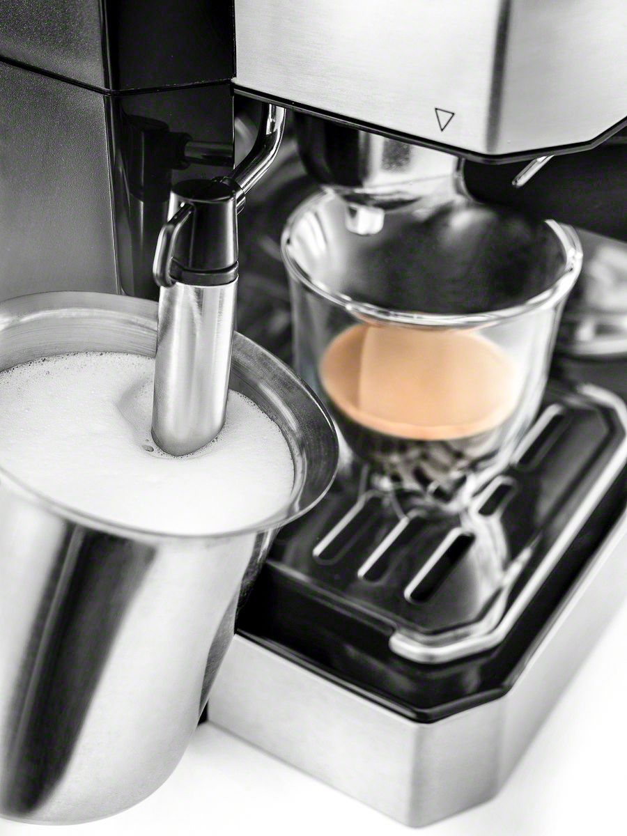 Best Buy: De'Longhi Espresso Machine with 15 bars of pressure