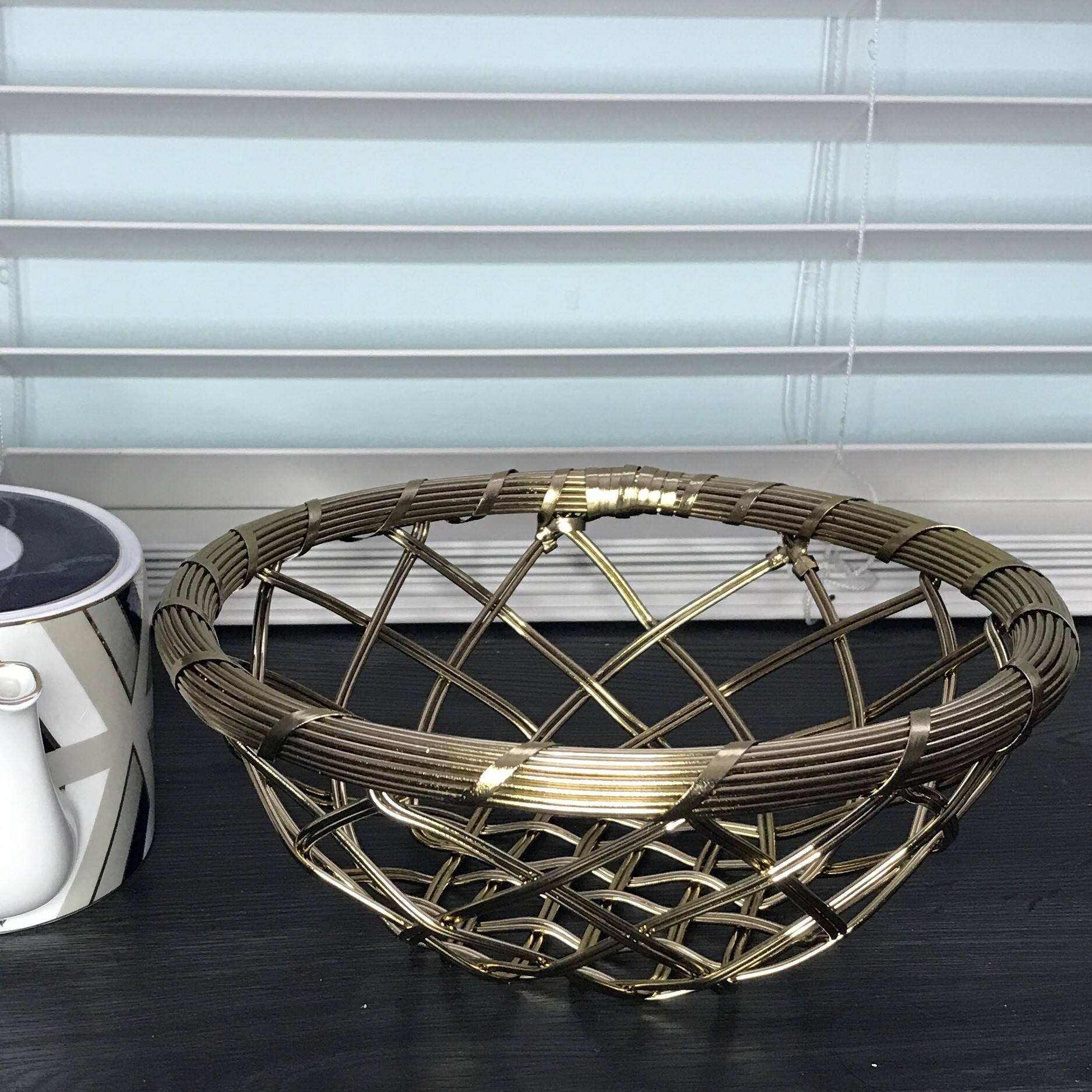 Back. Jiallo - Gold Metallic 9" round basket - Gold.