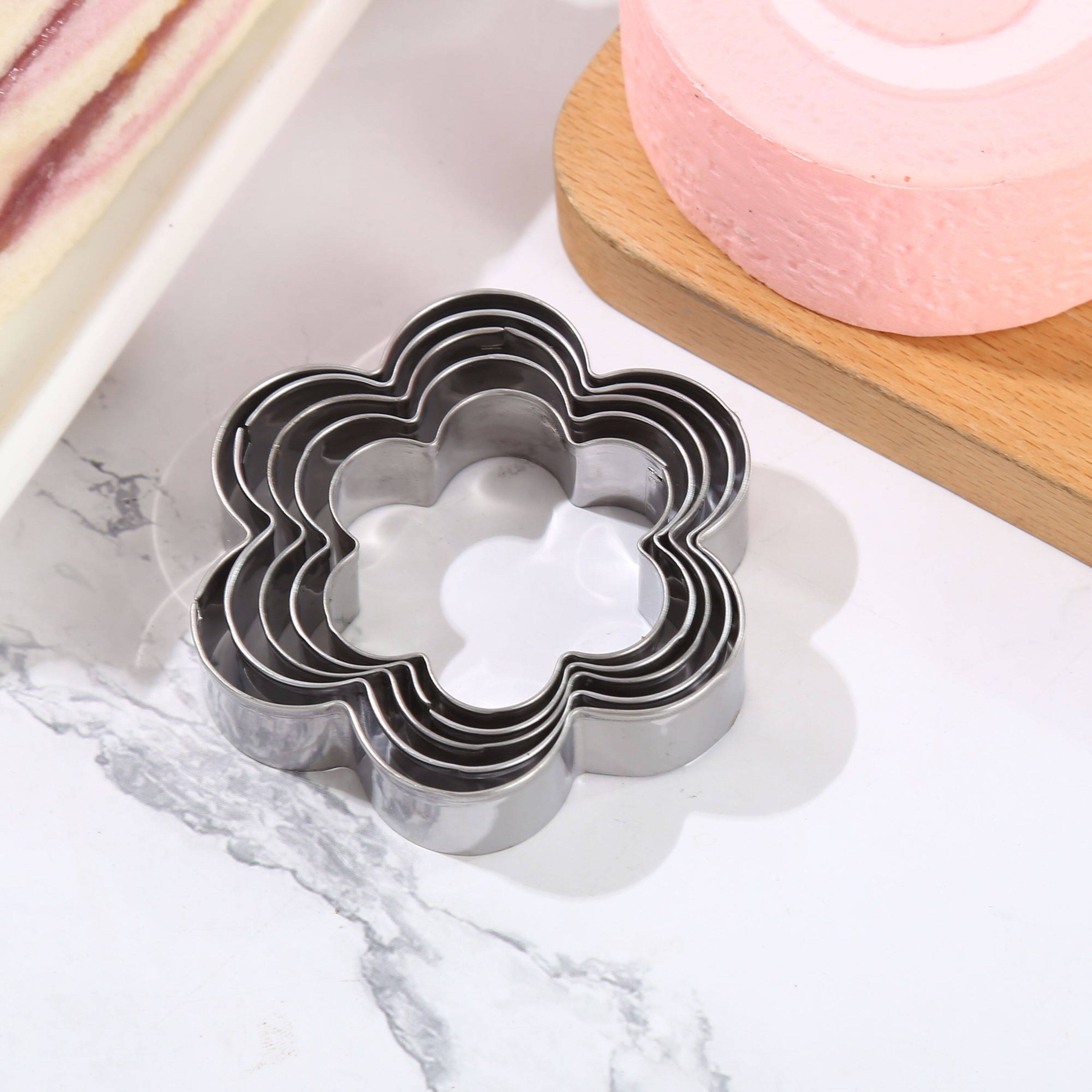 Left. Kitcheniva - 5-Piece Stainless Steel Flower Shaped Cookie Cutter.