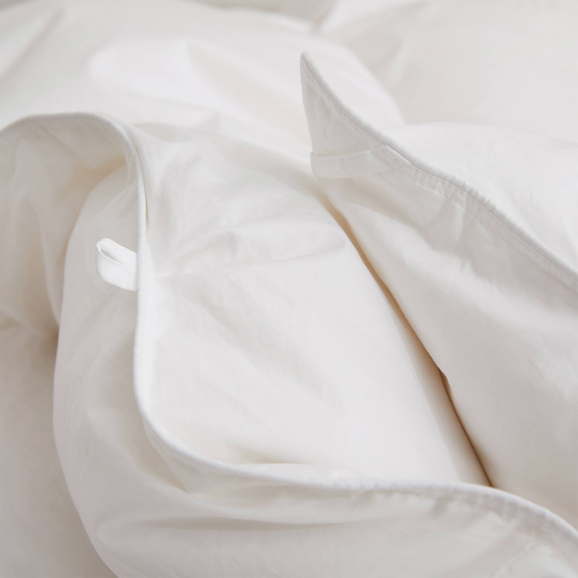 Left. Puredown - Puredown Heavyweight 800 Fill Power Puff 90% Down Comforter Made in Germany, Full/Queen - White.