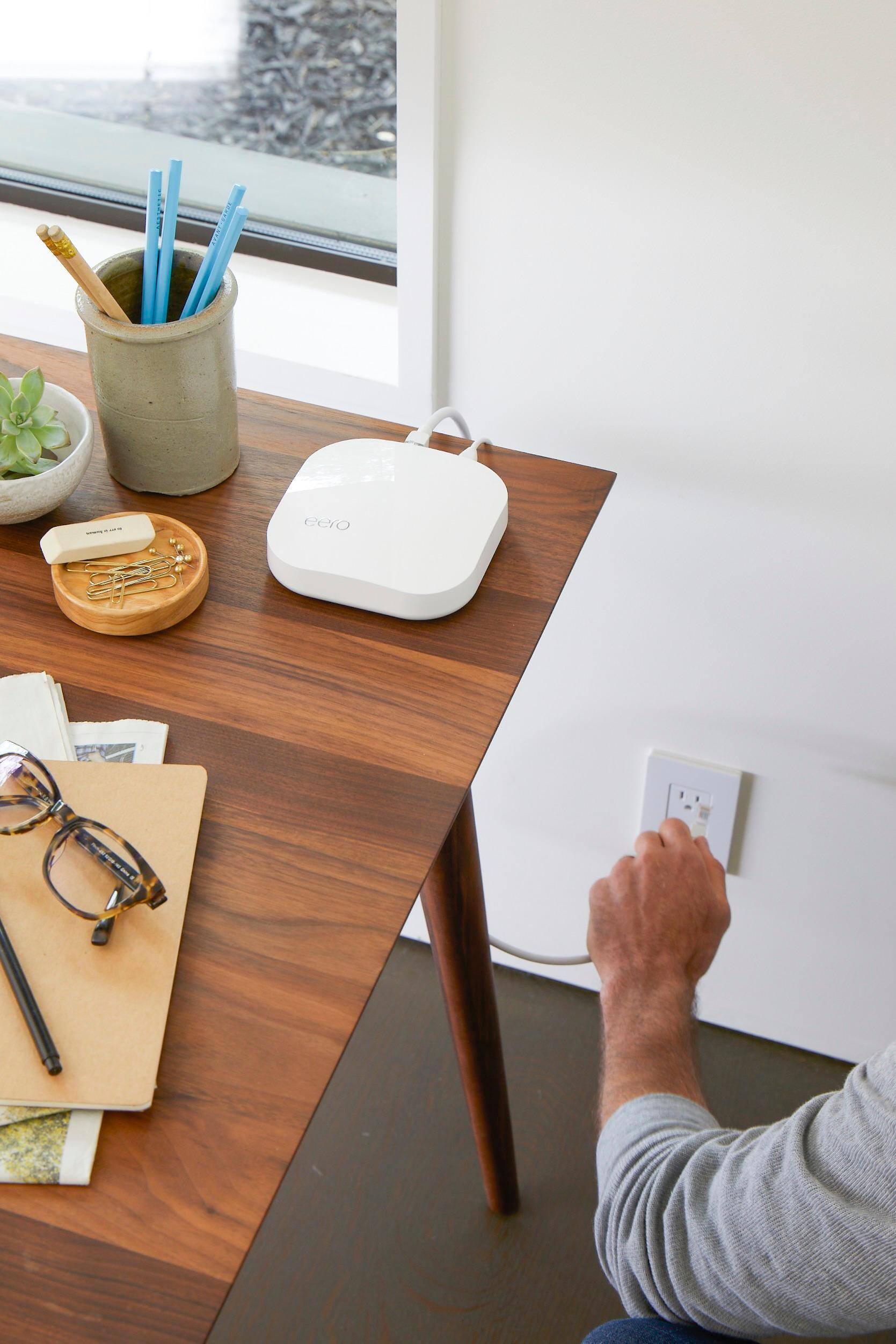 Alt View 13. eero - AC Tri-band Mesh Wi-Fi 5 Router - White.