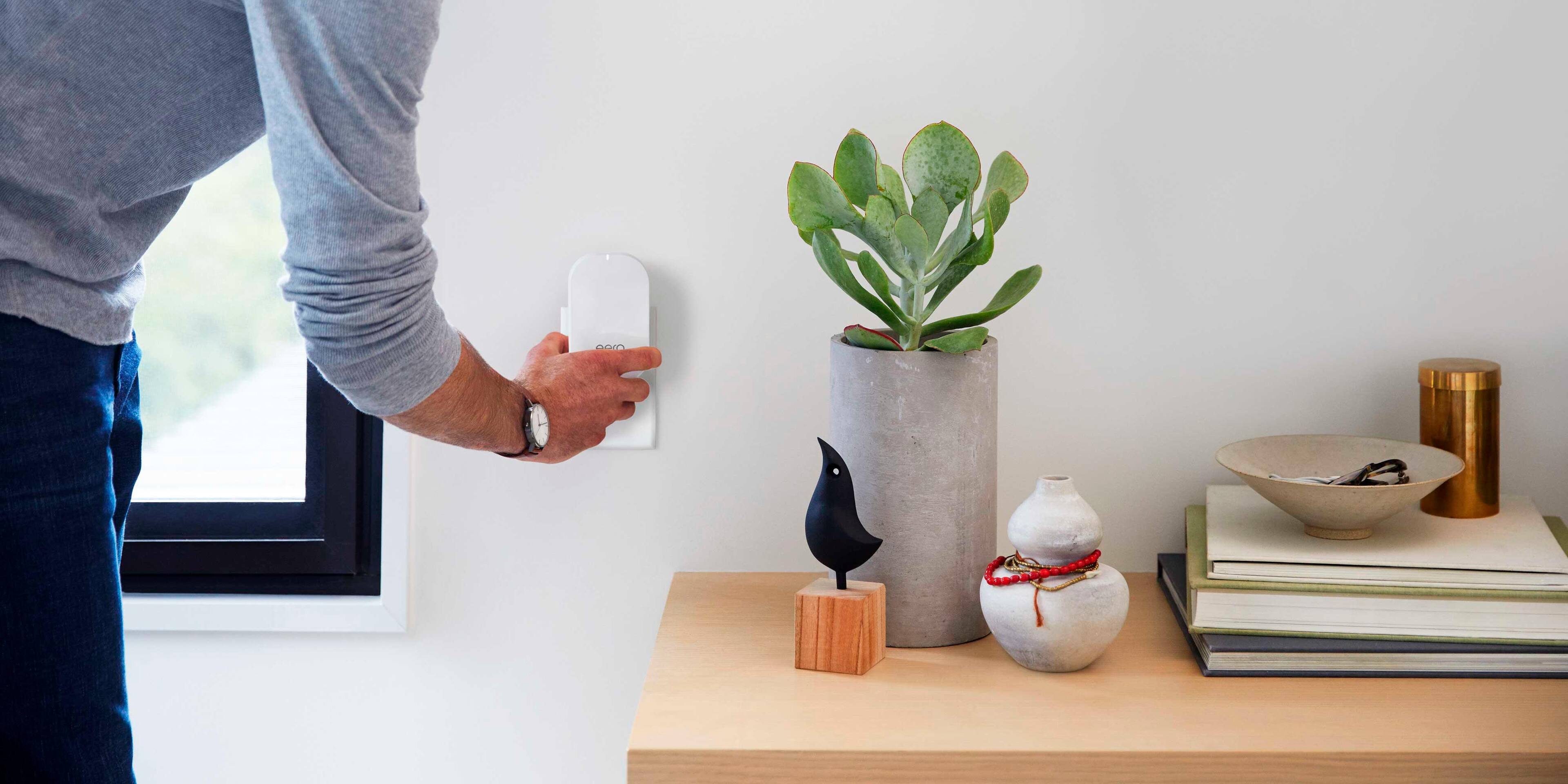 Alt View 14. eero - Mesh WiFi System (1 eero + 1 eero Beacon), 2nd Generation - White.
