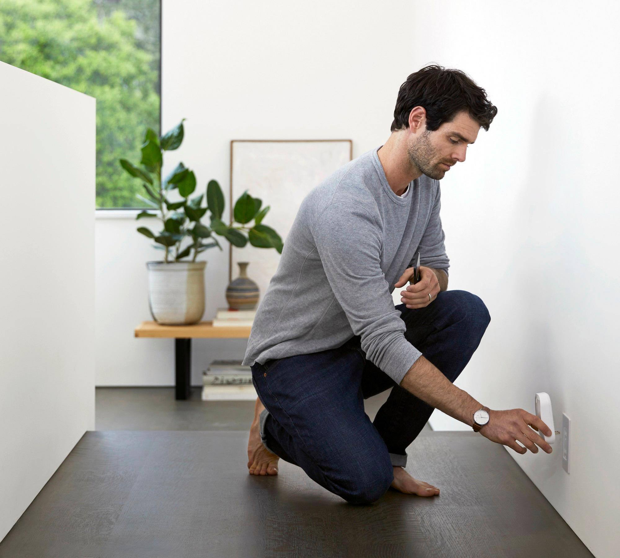 Alt View 19. eero - Mesh WiFi System (1 eero + 1 eero Beacon), 2nd Generation - White.