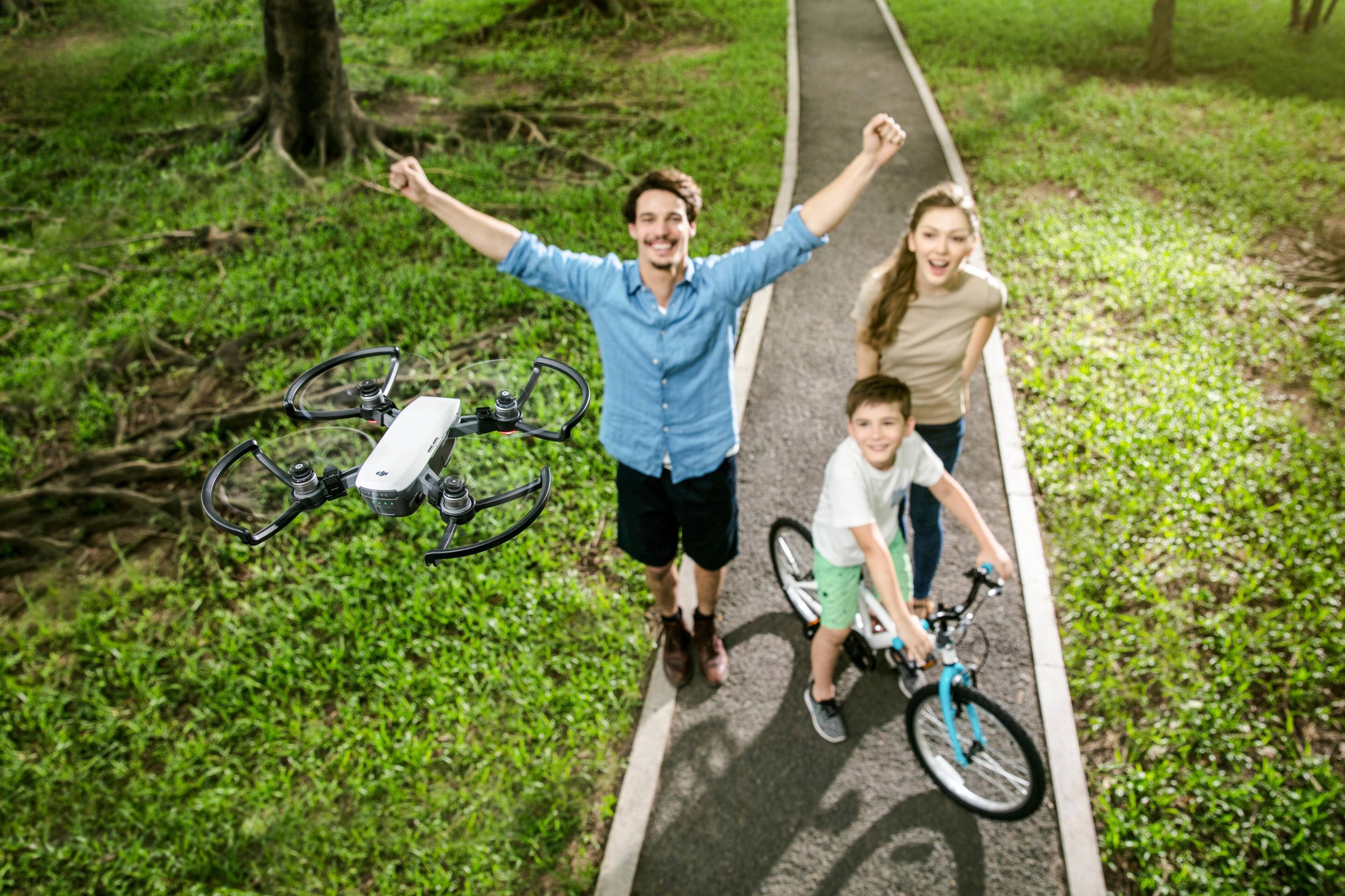 Alt View 18. DJI - Spark Quadcopter - Alpine White.