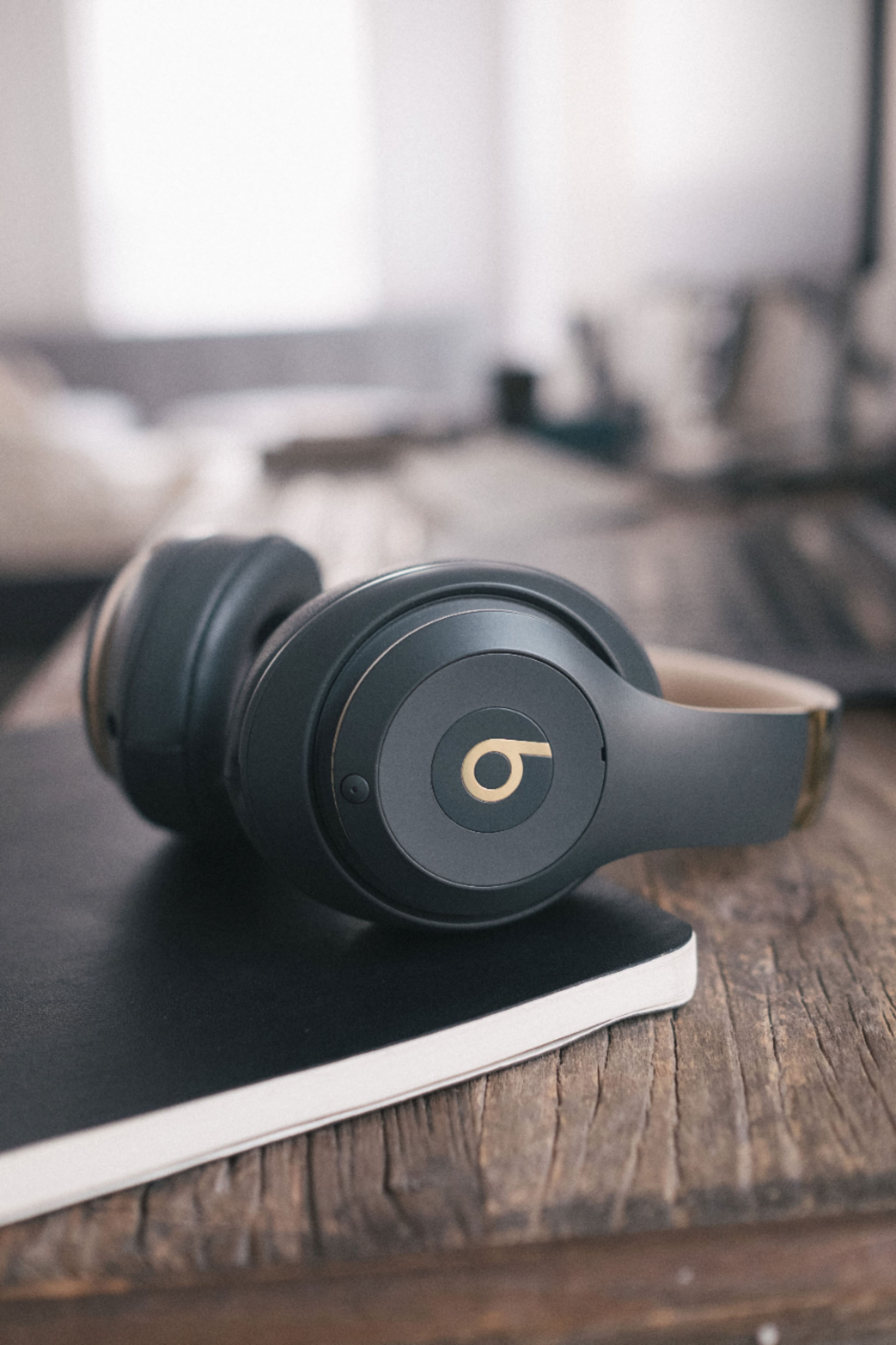 Alt View 20. Beats - Beats Studio³ Wireless Noise Cancelling Headphones - Shadow Gray.