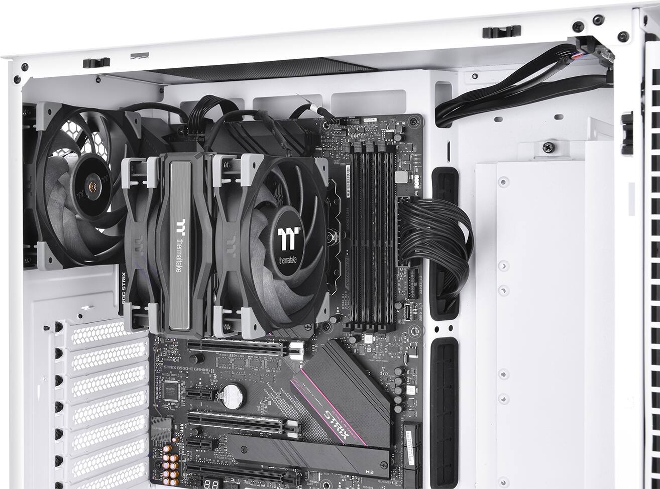 The text on the image reads: "STRIX 504 JJ. thermaltake ' temable STRIX 8.8 S.H."