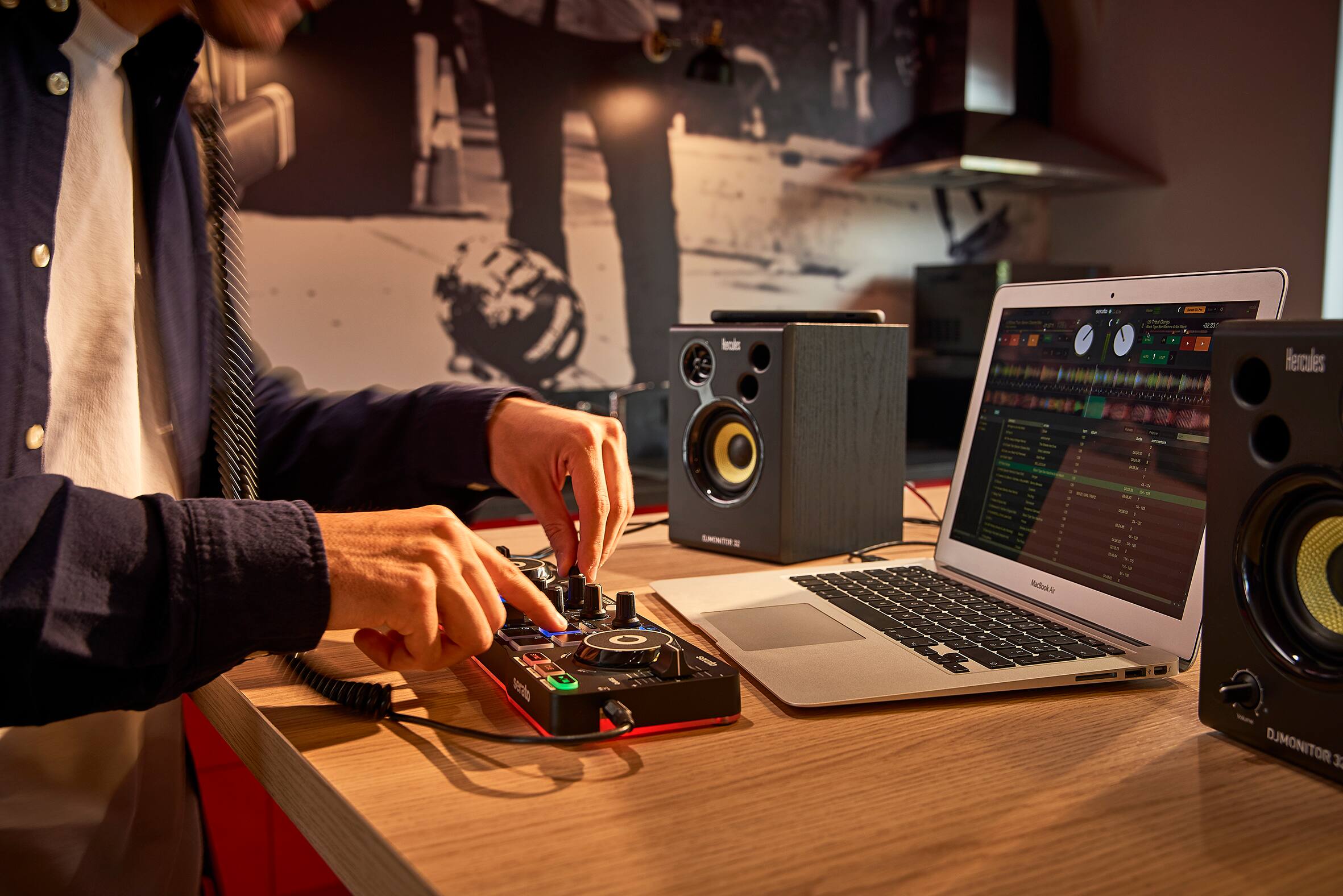 Alt View 18. Hercules - DJ Control Starlight - Black.