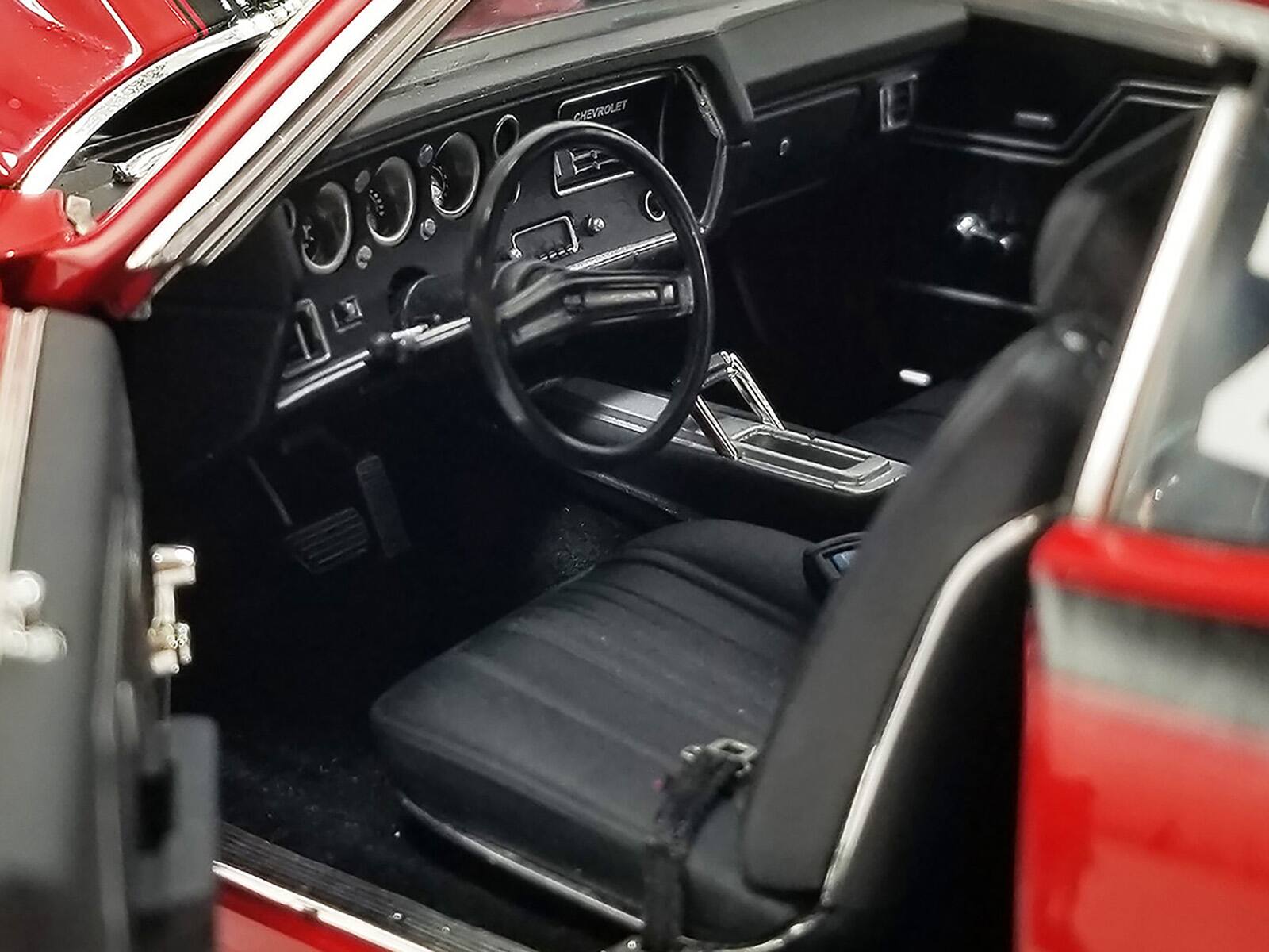 Left. ACME - 1970 Chevrolet Chevelle 454 LS6 "Red Alert" Red with Black Stripes Limited Edition to 374 pieces Worldwide 1/18 - Red .