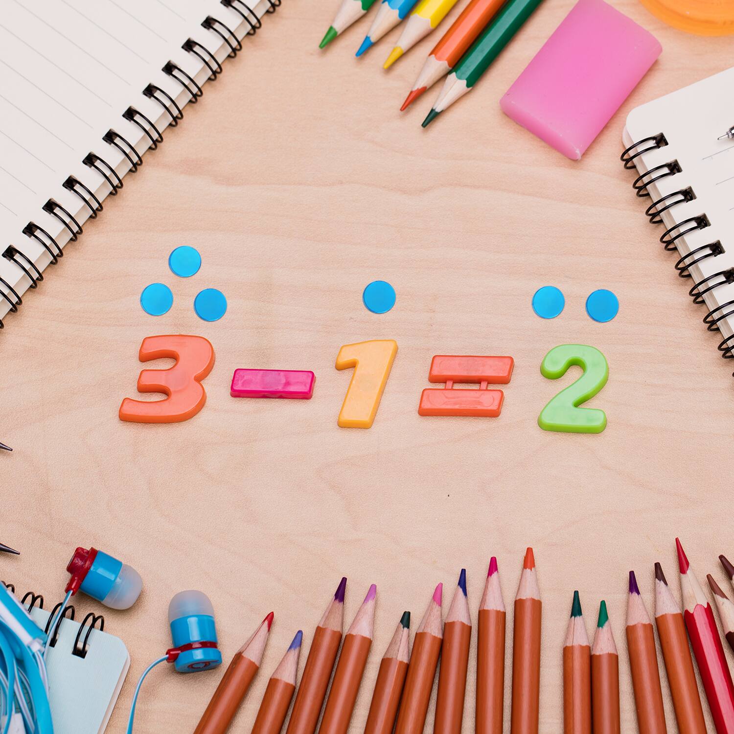 Left. GSE Games & Sports Expert - 500 Pieces of 3/4-inch Plastic Transparent Bingo Chips for Bingo Game Party (Blue).