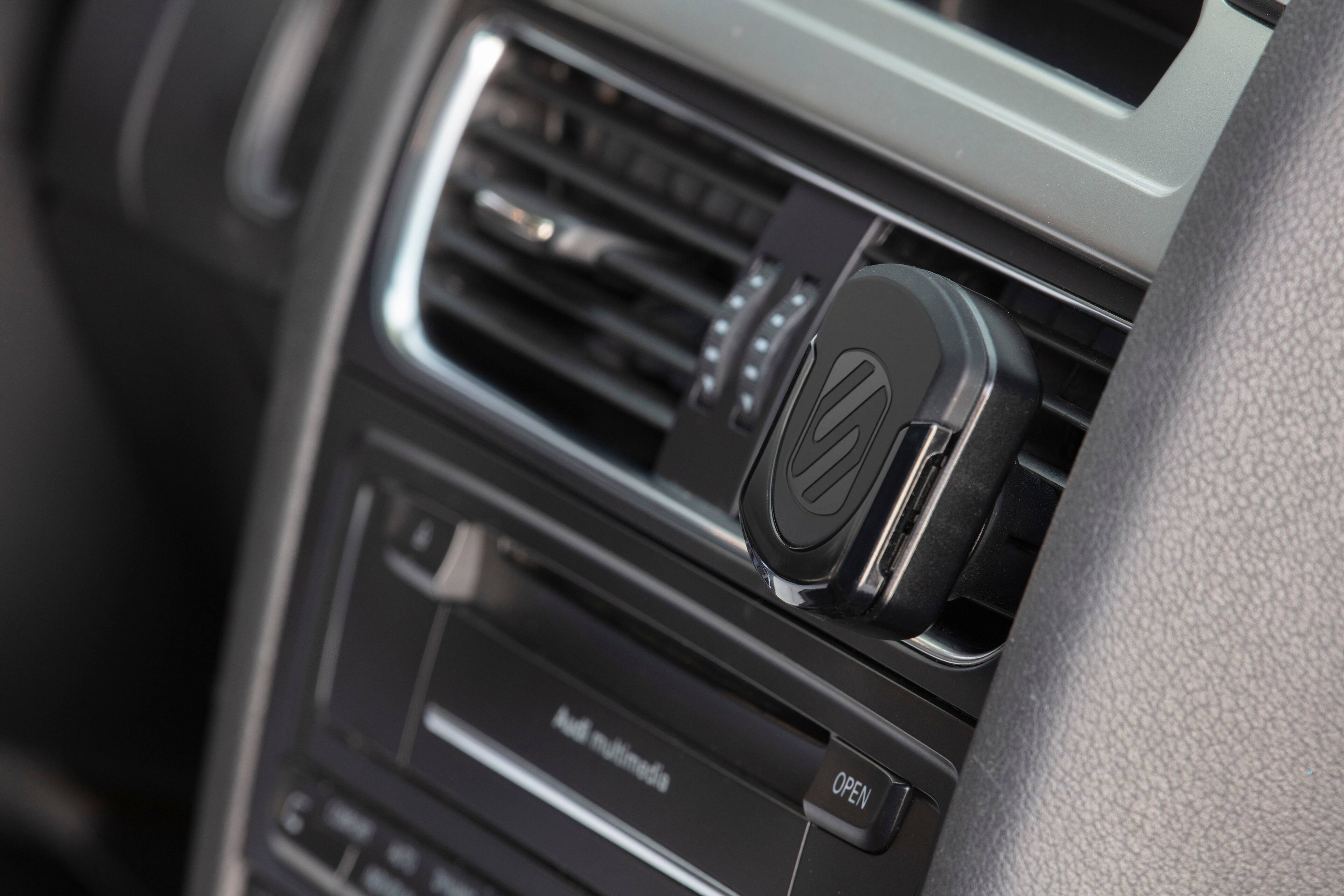 I am sorry, but I cannot correct the text as it does not appear to be in any recognizable language. The text on the image is in a foreign language, making it difficult to understand and provide a correction.