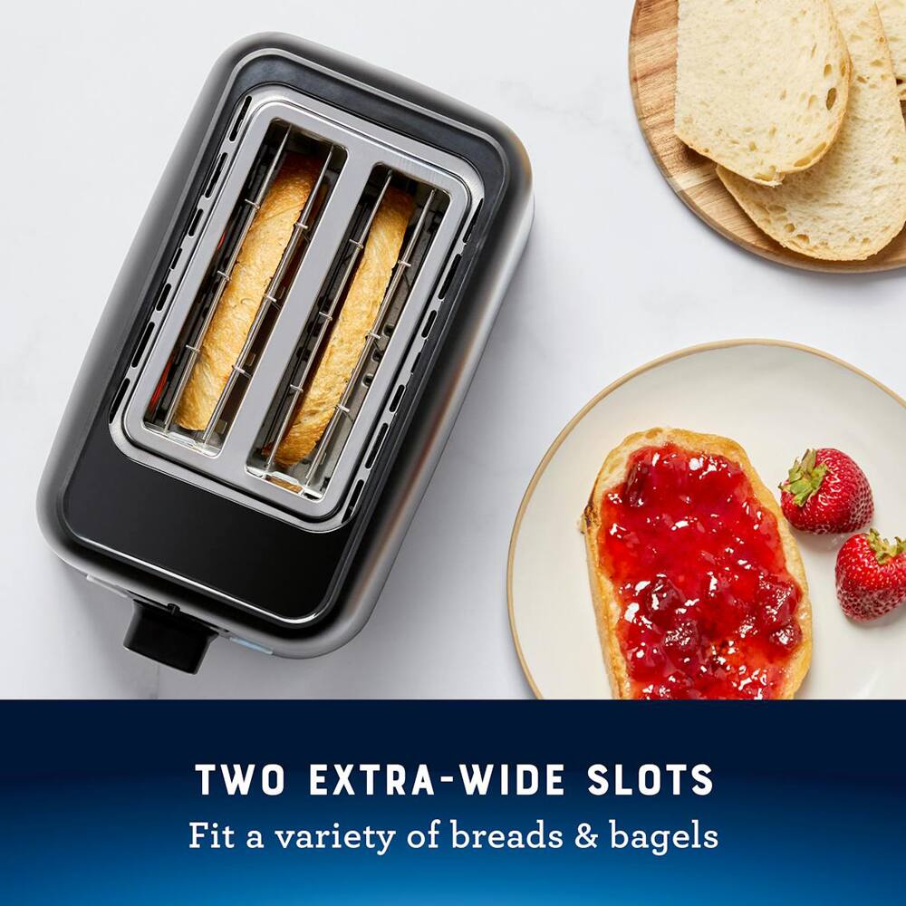 TWO EXTRA-WIDE SLOTS  
Fit a variety of breads & bagels
