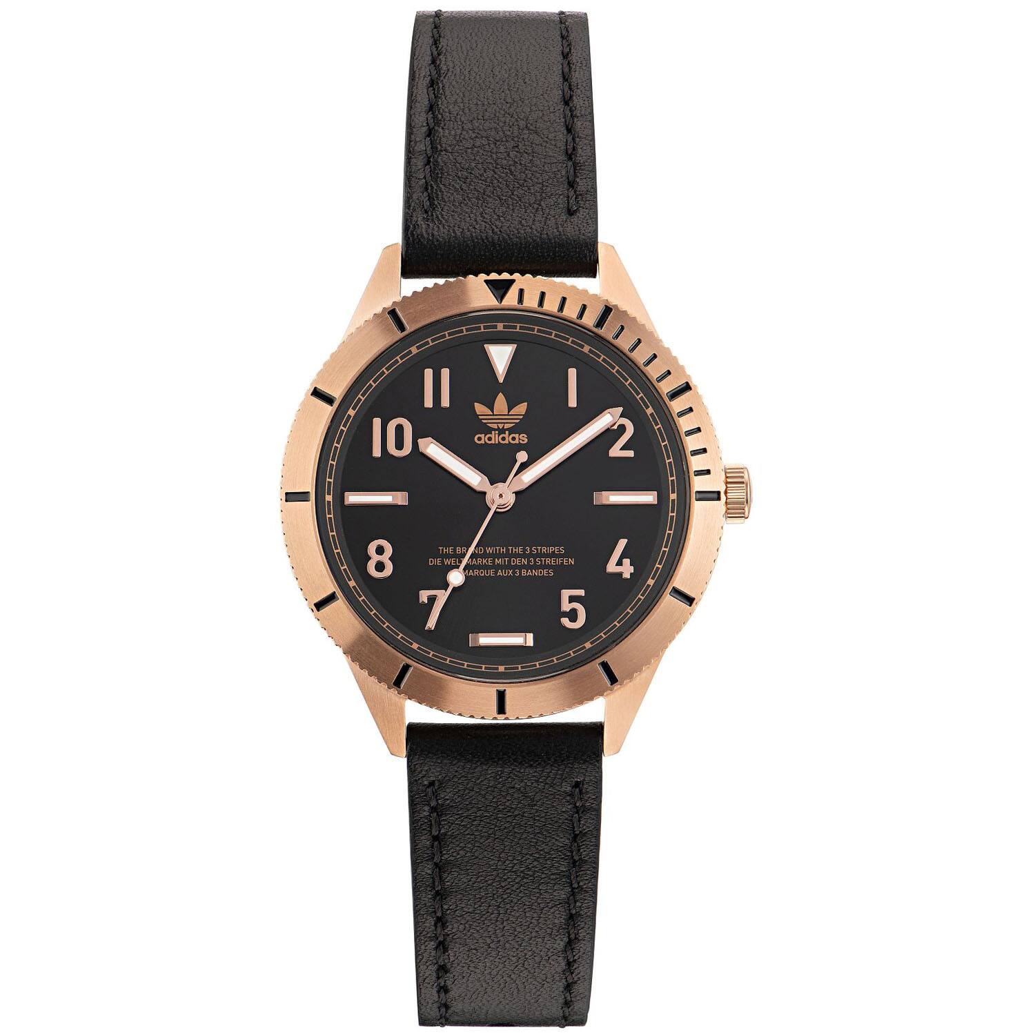 II 10 adidas 2 8 THE aR TMD 5 WIH THE - STRIPES DIL WEL HARRE MI1 DEN 1 STREIEN JARGUE LALIA BANDES 7 5 - 4

Corrected:  
II 10 adidas 2 8 THE aR TMD 5 WIH THE - STRIPES DIL WEL HARRE MI1 DEN 1 STREIEN JARGUE LALIA BANDES 7 5 - 4

The text on the watch face reads:  
"adidas  
THE BRAND WITH THE 3 STRIPES  
DIE MARKE MIT DEN 3 STREIFEN  
LA MARQUE AUX 3 BANDES"