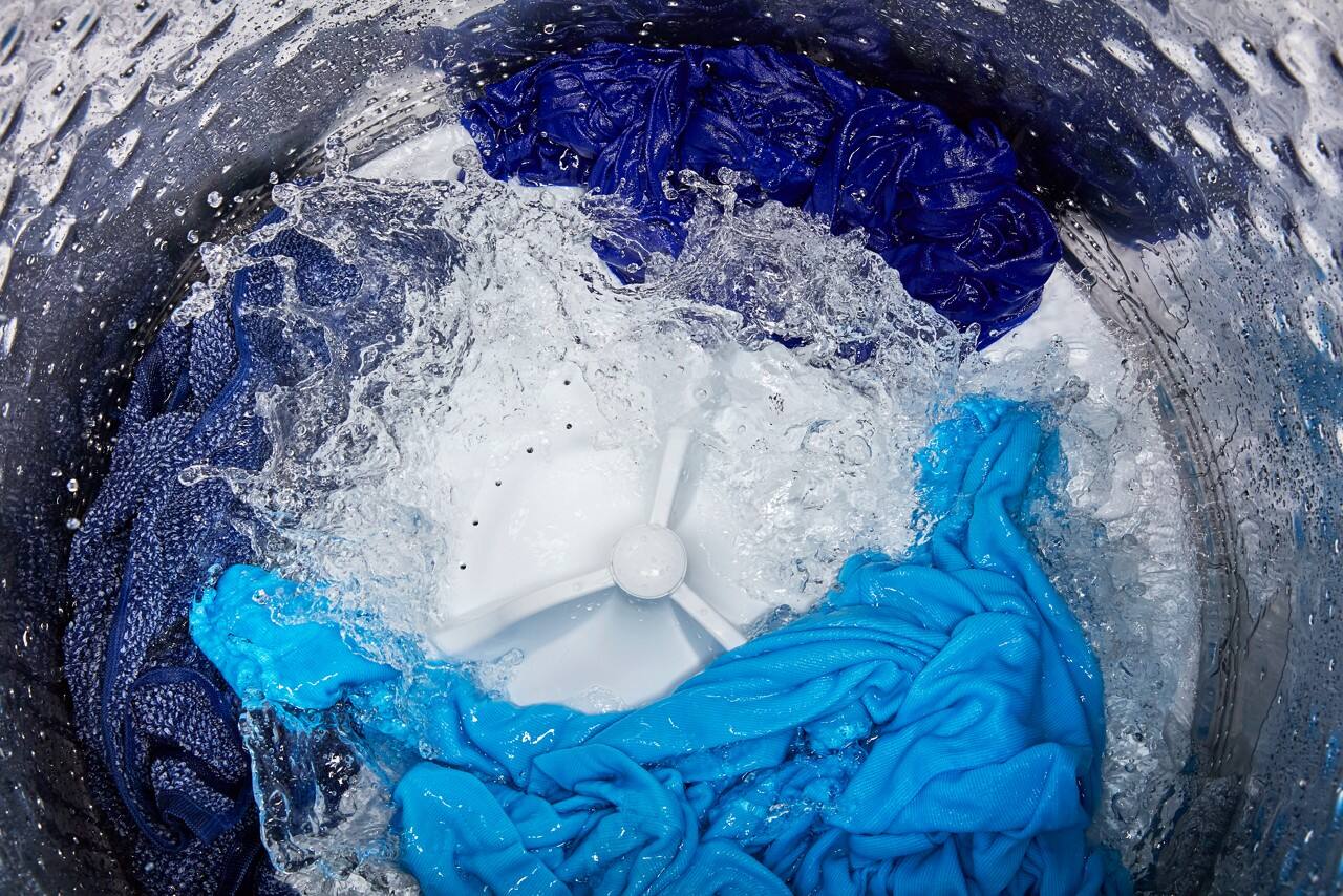 Alt View 4. Maytag - 5.3 Cu. Ft. Smart Top Load Impeller Washer with Extra Power - Midnight Steel.