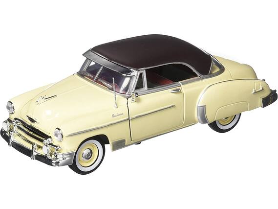 Front. Motormax - 1950 Chevrolet Bel Air Cream 1/24 Diecast Model Car by Motormax.