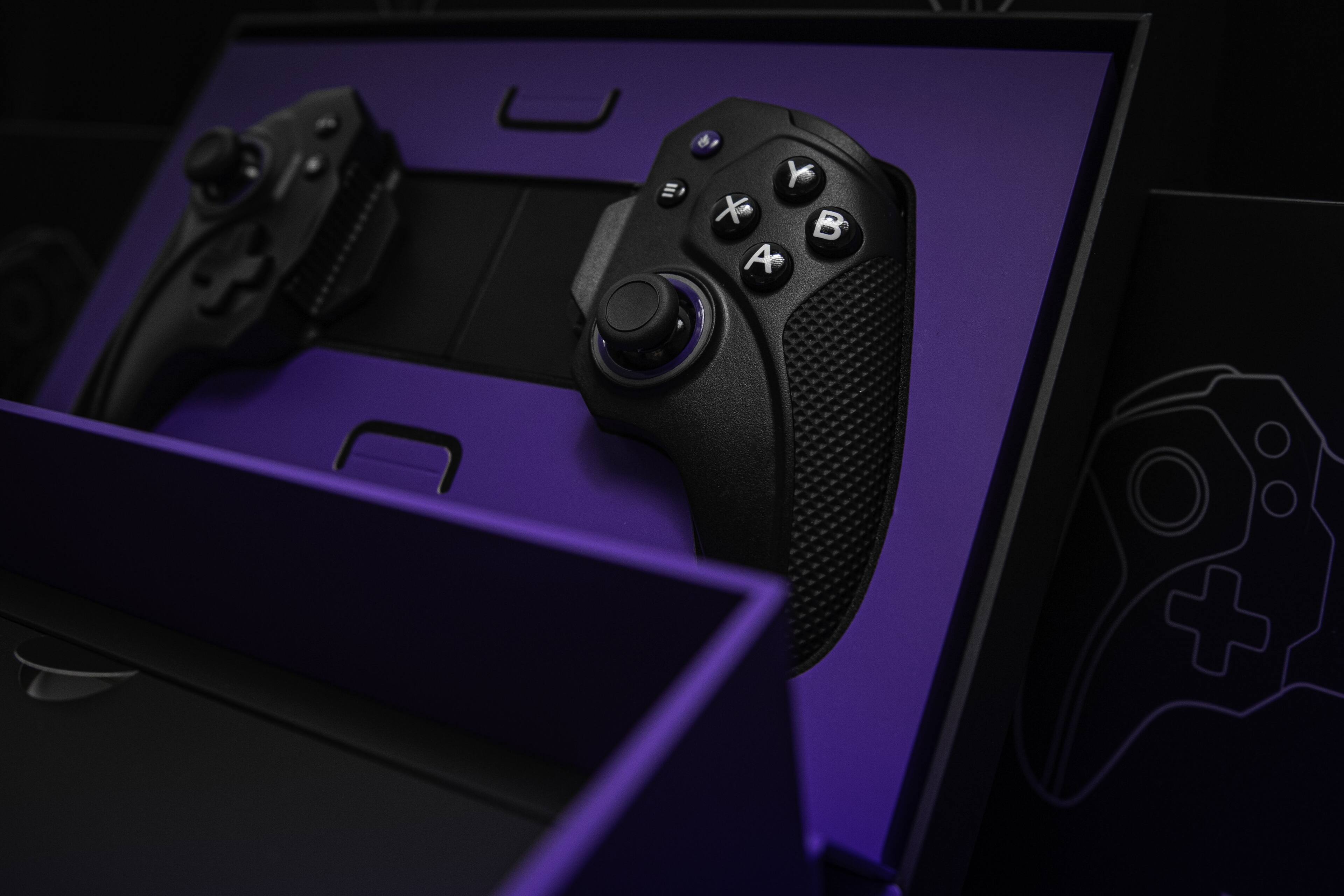 Alt View 7. ELO - ELO - Vagabond USB-C Mobile Gaming Controller - Hall Effect Joysticks for iPhone 15+, Android, iPad Mini & ZFold - Black - Black.