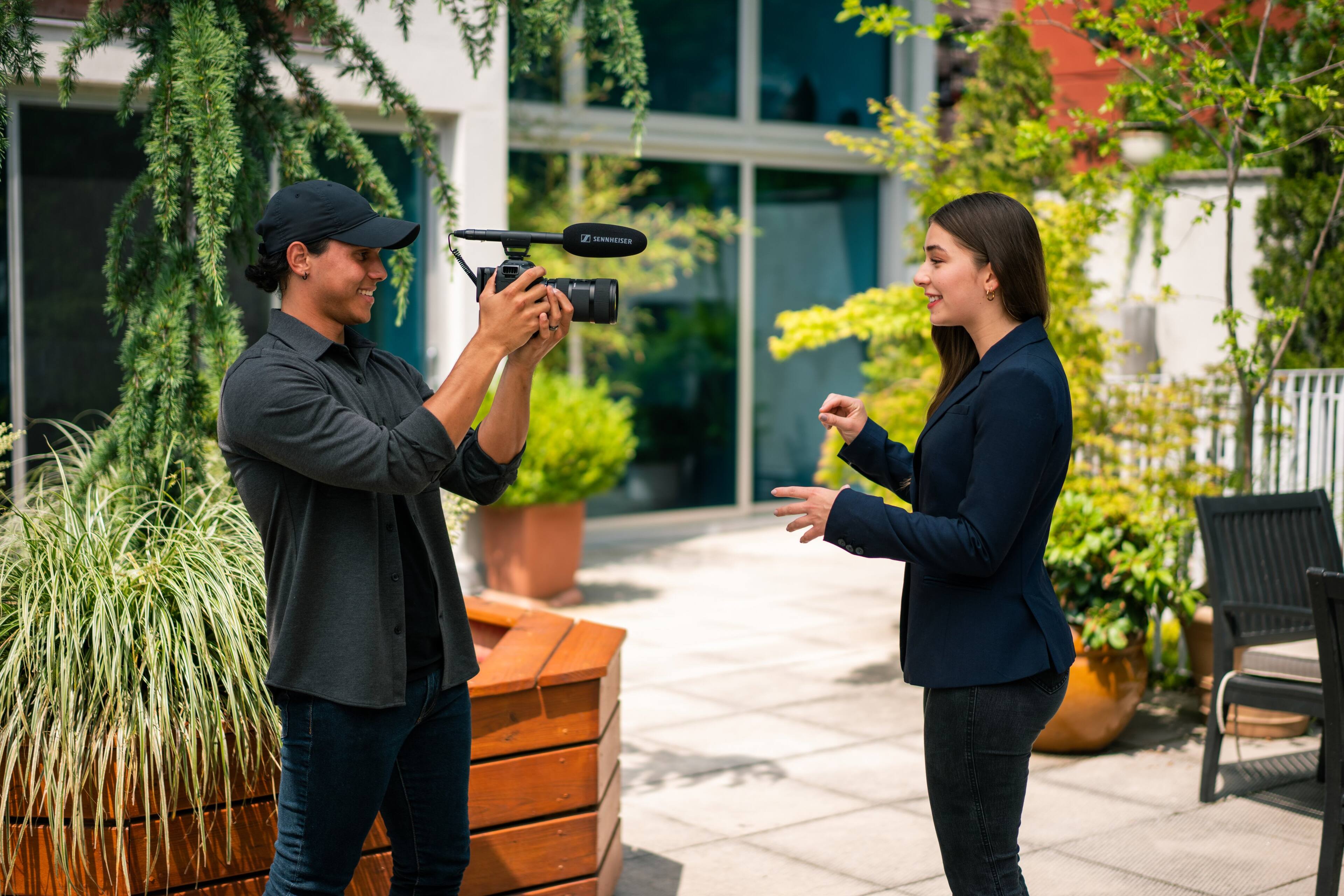 Alt View 22. Sennheiser - MKE 600 Camcorder Shotgun Microphone with Carrying Case, Shock Mount, Foam Windscreen - Black.