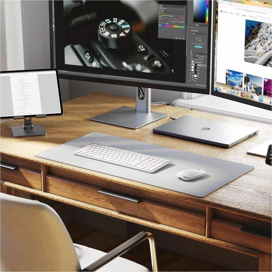 The text in the image appears to be a mix of letters and numbers. Here is the corrected and grouped version:

- DIC
- I
- WLN
- MLY
- C2
- C3

It seems like these are separate elements or codes, possibly related to a specific context or system.