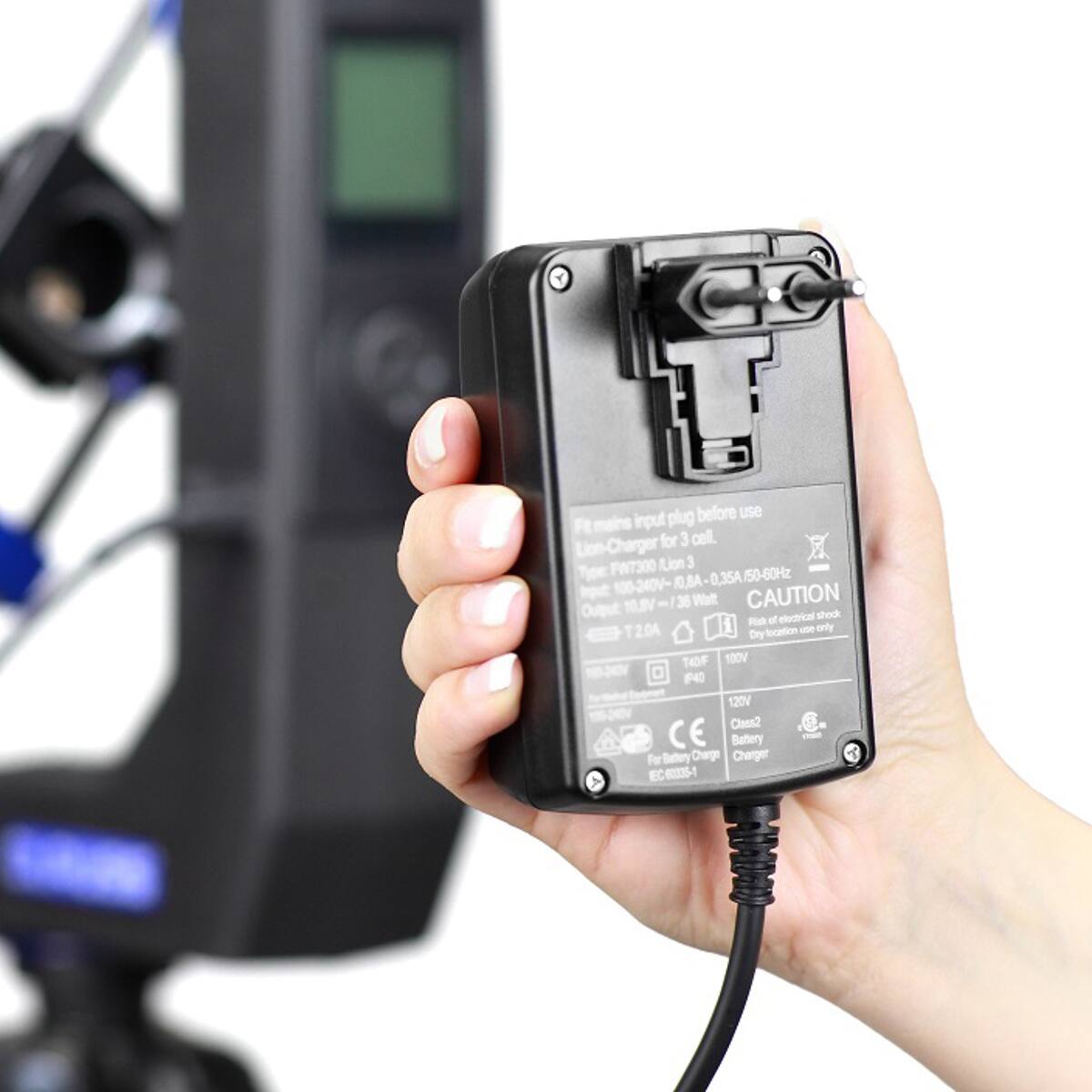 Fit mains input plug before use  
Lion-Charger 3 FW7300 / Lion 10,8A 0,35A 150-60Hz 100-240V  
CAUTION  
10.BV 36 Walt Output: of electrical shock i Risk T2.0A location IS! only Dry T40F 100V (F40 120V Class2 CE Battery (70al) For Battery Charge Charger EC 60335-1