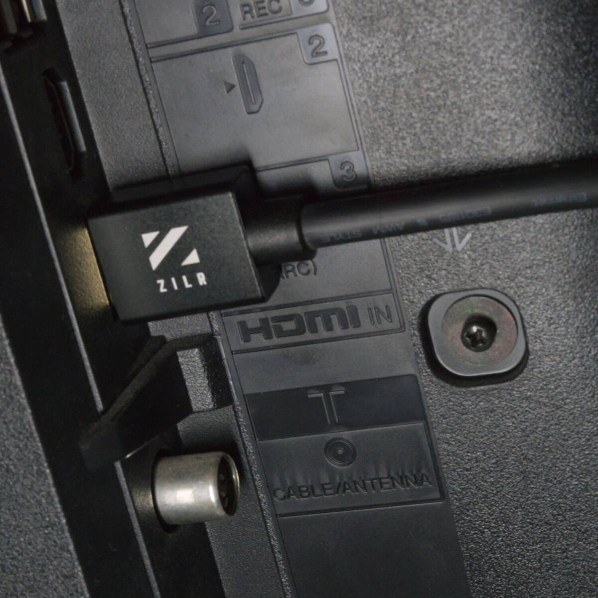 C 2 REC 2 I 3 STYLE AMM Z VV RC) ZILR HDMI IN T CABLE/ANTENNA