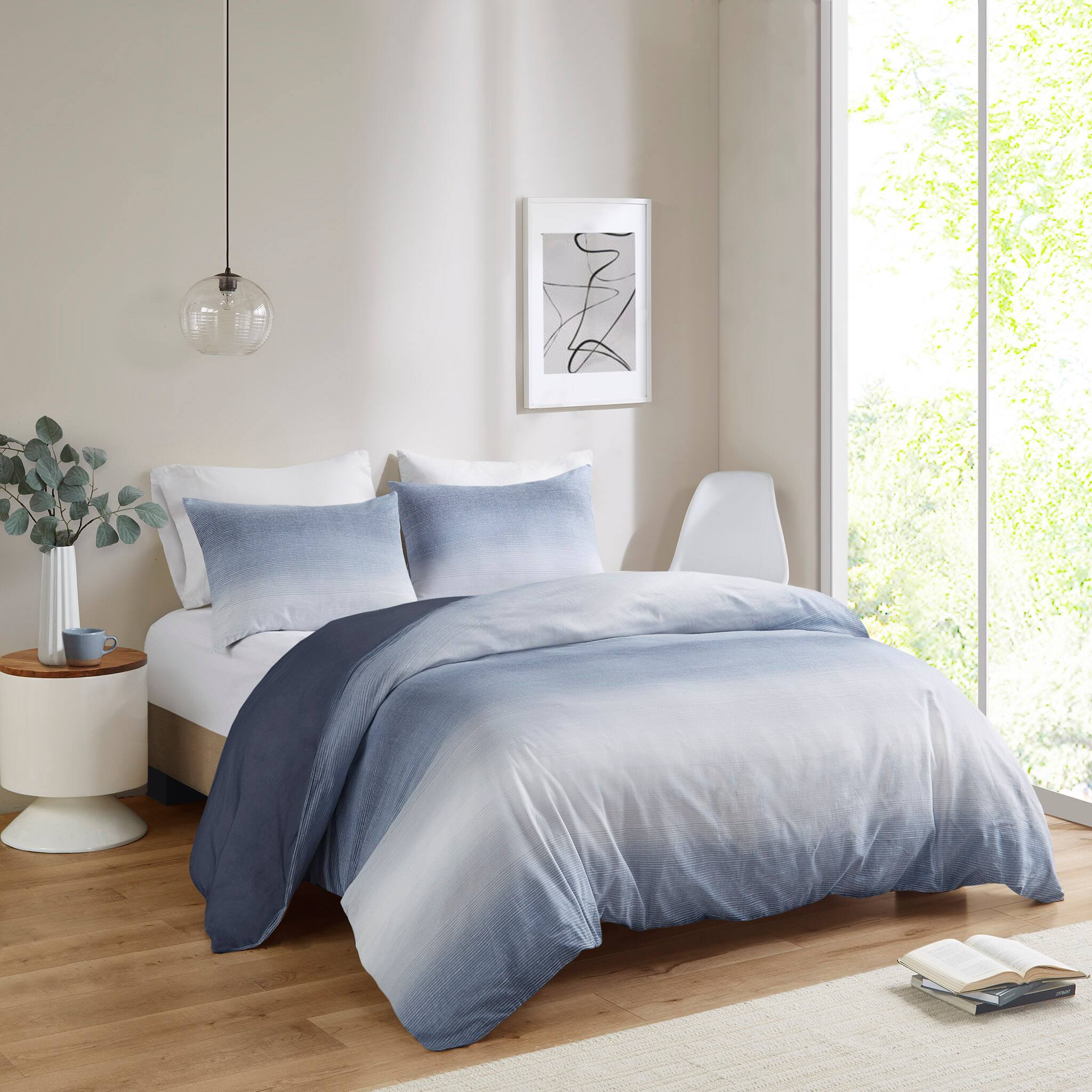Alt View 1. Gracie Mills - Gracie Mills Sylvester 3-Piece Ocean Gradient Duvet Set - Blue.