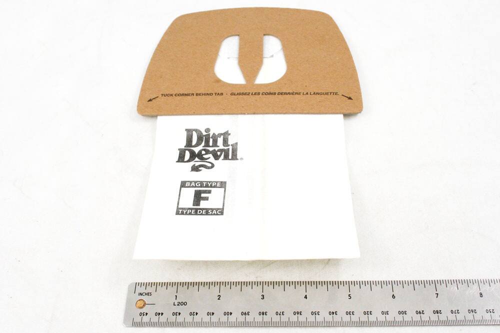 U TUCK CORNER BEHIND TAB  
GLISSEZ LES COINS DERRIÈRE LA LANGUETTE.

Dirt Devil

BAG TYPE  
F  
TYPE DE SAC

INCHES  
450 440 1  
430 420 2  
410 400 3  
390 380 4  
370 360 5  
350 340 6  
330 320 7  
310 300 8  
290 280 9  
270 260 10