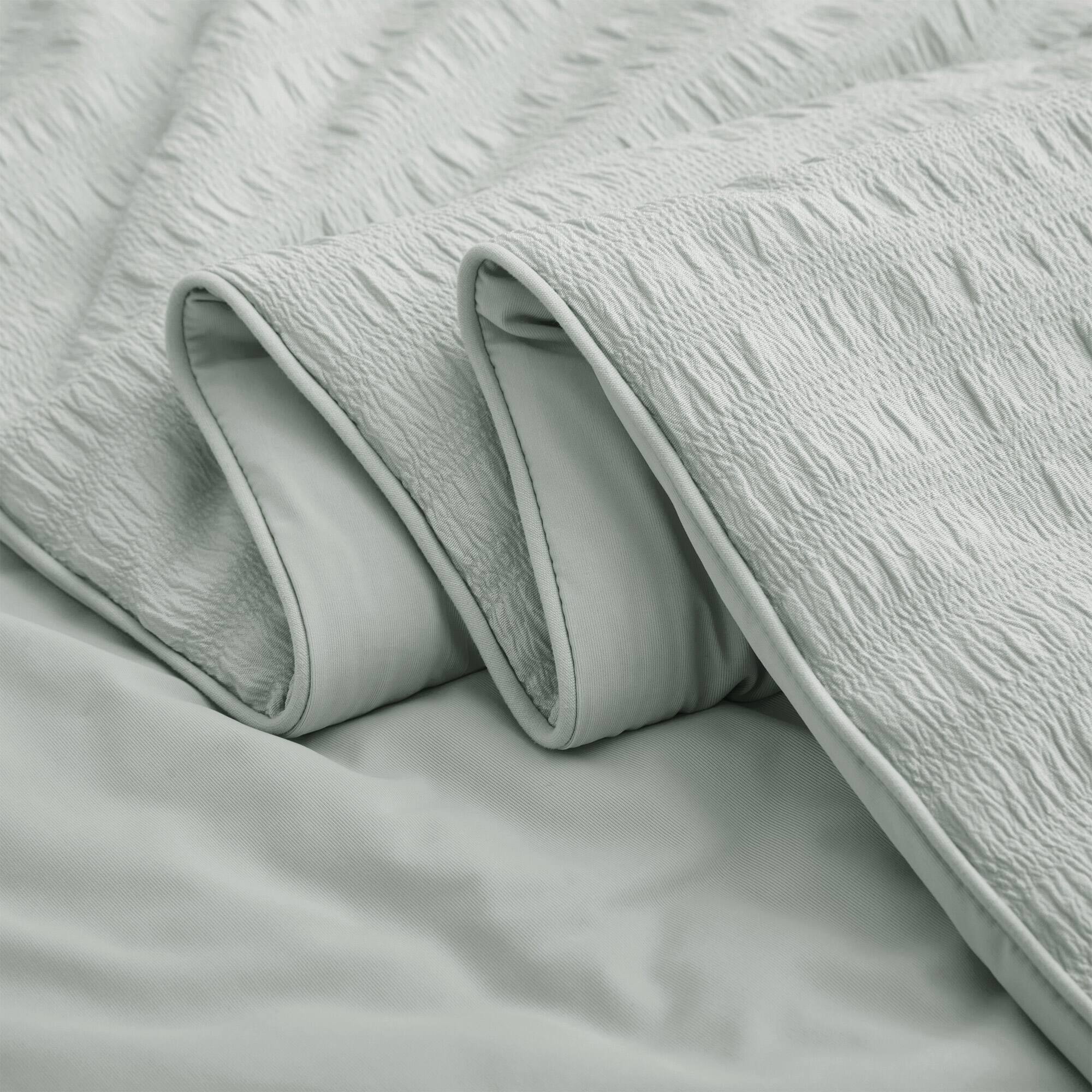 Left. Peace Nest - Peace Nest Cooling Seersucker Bed Blanket, Lightweight Comforter for Hot Sleepers, Light Gray, Full/Queen - Light Gray.