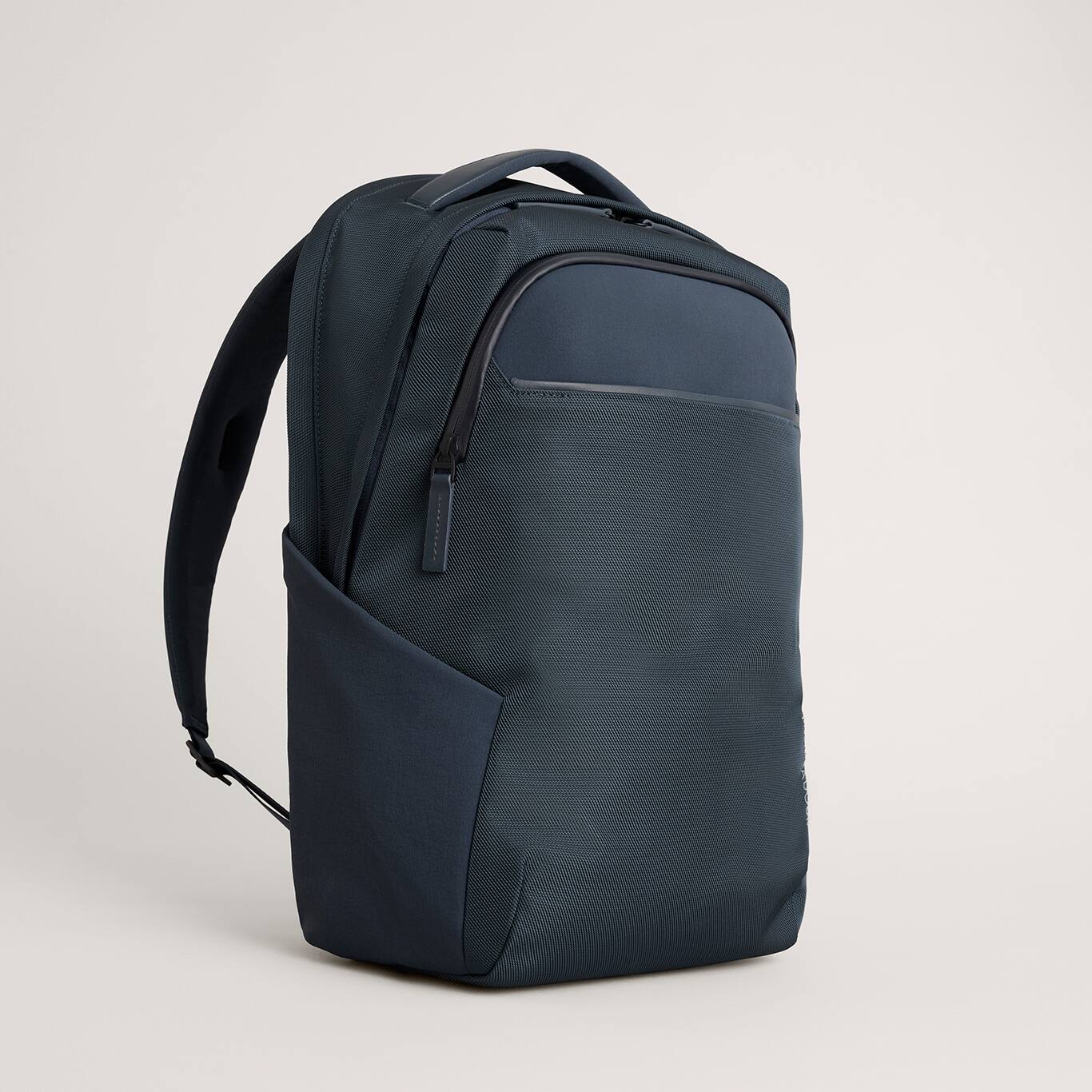 Angle. Troubadour - Neo Laptop Backpack - Basalt.