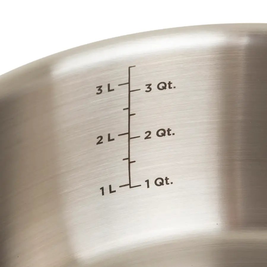 The largest text reads "3L" and "3 Qt." The cleaned-up text would be: "3L" and "3 Qt."