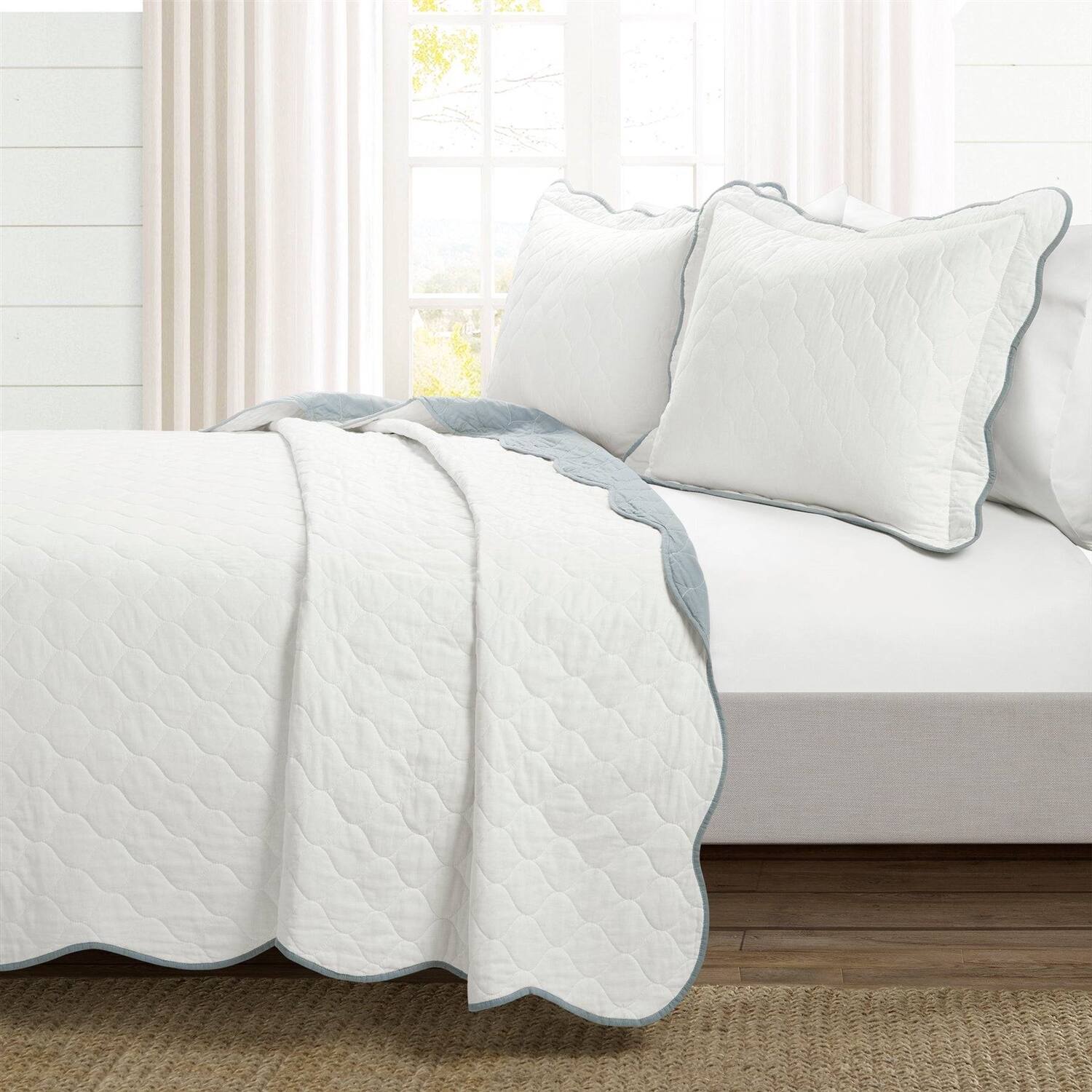 Angle. Hivvago - Full/Queen White Blue Scalloped Edge Reversible Thin Light Quilt Set - White Blue.