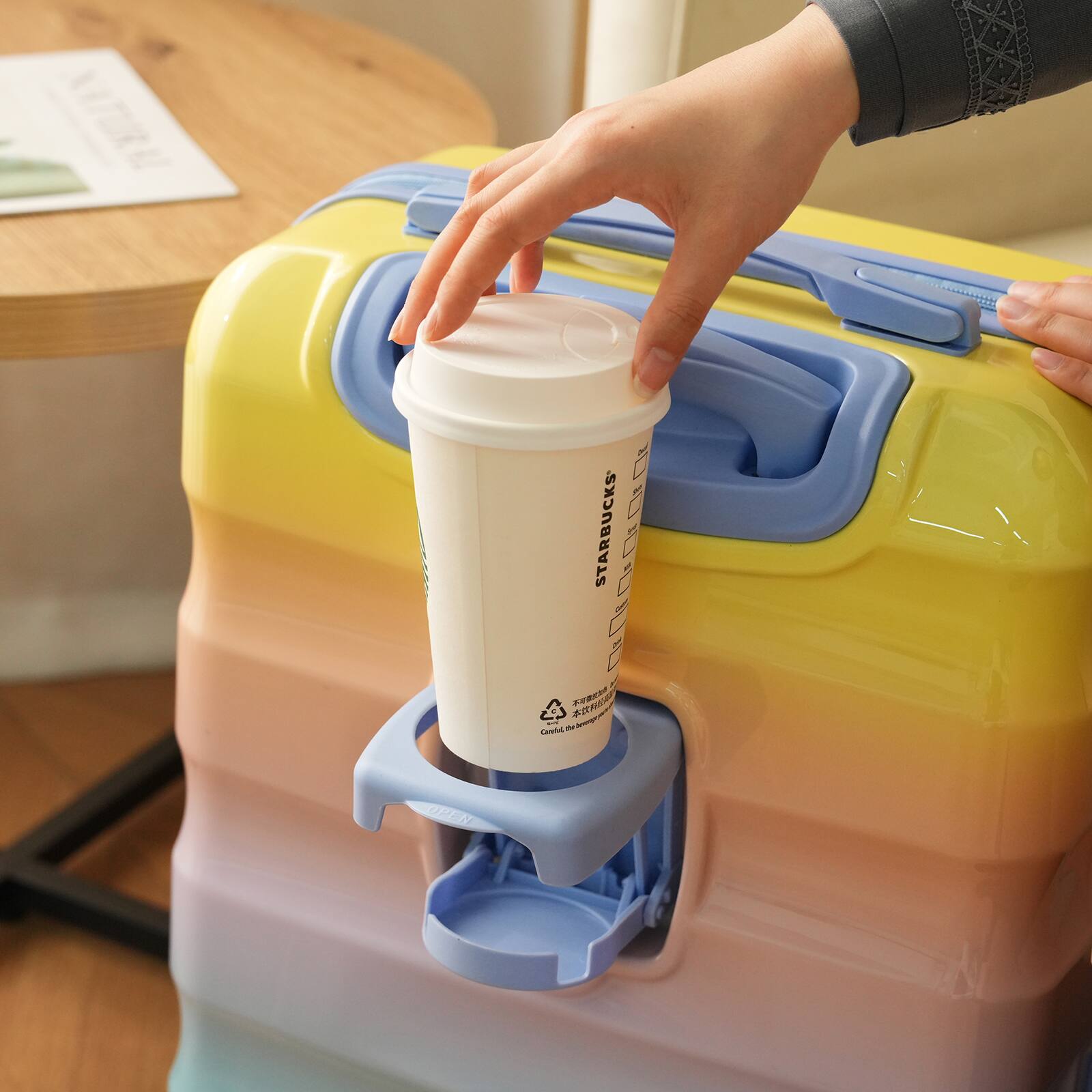 Sure, here is the corrected text:

"STARBUCKS  
ASSA  
OPEN"