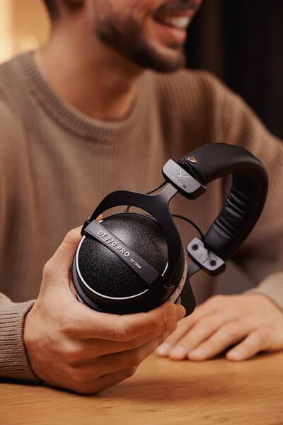 Beyerdynamic DT 770 PRO 80 Ohm Over Ear Studio Headphones Black Beyerdynamic DT 770 PRO 80 Ohm Over Ear Studio Headphones Black