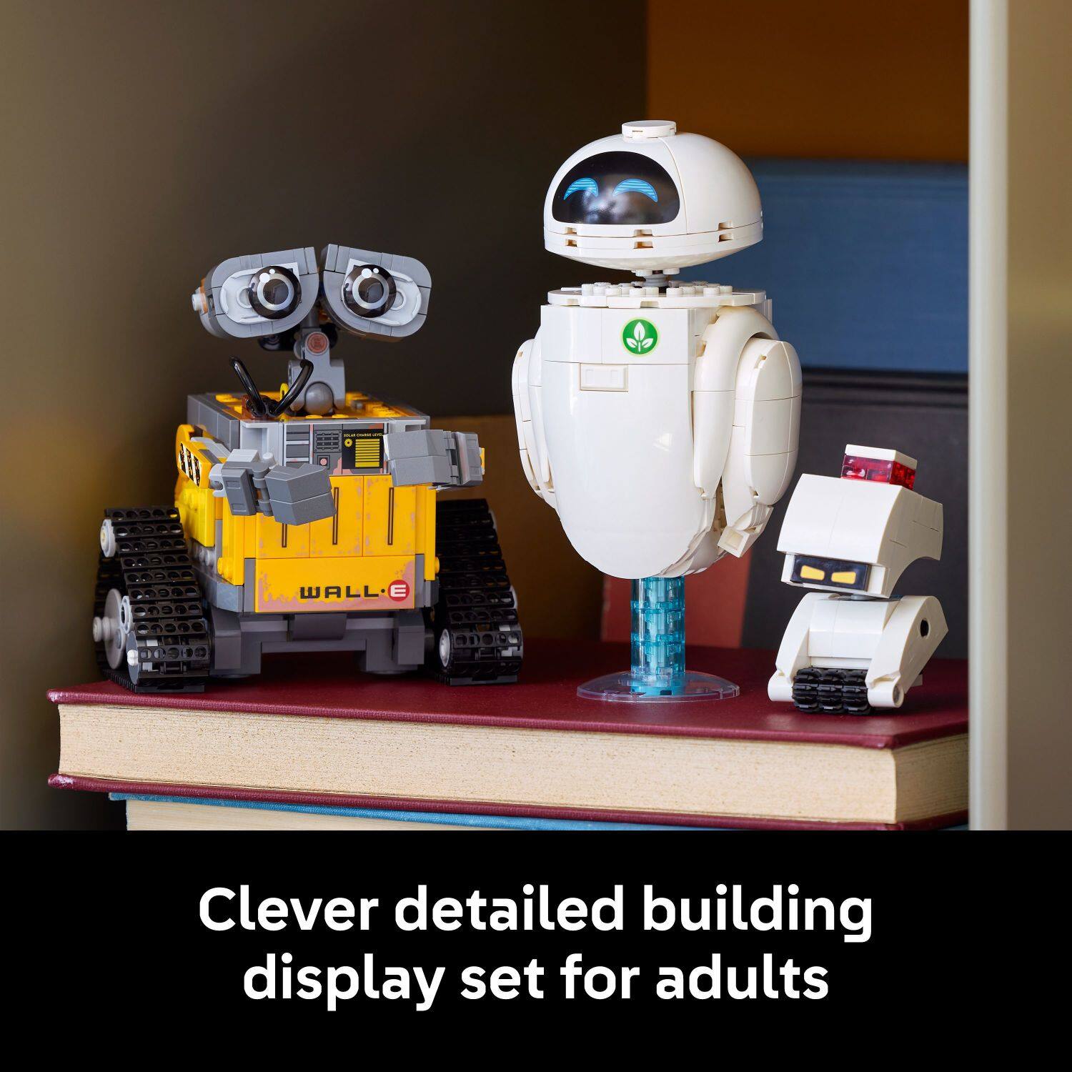 Clever detailed building display set for adults