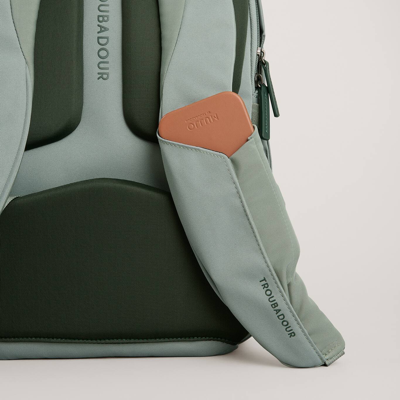 TROUBADOUR  
TROUBADOUR  
TROUBADOUR