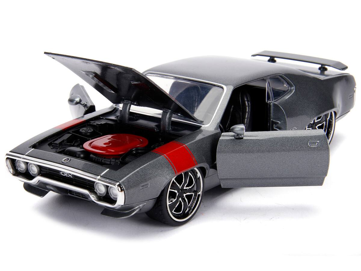 Angle. Jada - 1972 Plymouth GTX 440 Metallic Gray with Red Stripe "Bigtime Muscle" 1/24 - Metallic Gray with Red Stripe.