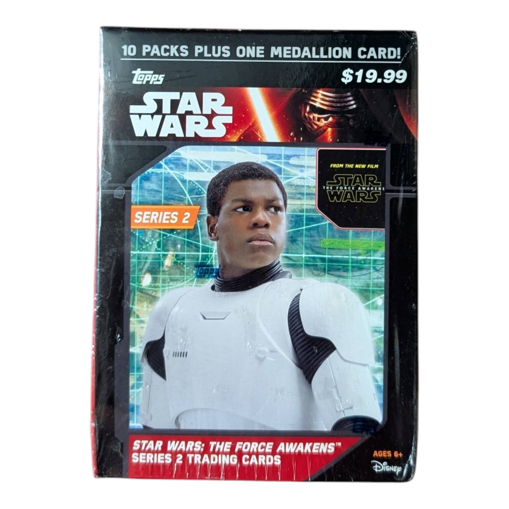 10 PACKS PLUS ONE MEDALLION CARD!  
$19.99  
STAR WARS  
SERIES 2  
FROM THE NEW FILM STAR WARS: THE FORCE AWAKENS  
STAR WARS: THE FORCE AWAKENS SERIES 2 TRADING CARDS  
AGES 6+ Disney