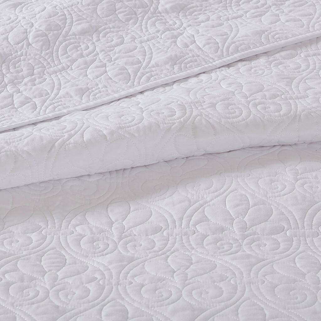 Alt View 5. Gracie Mills - Gracie Mills Sandy Reversible Cottage-Inspired Quilt Set - White.