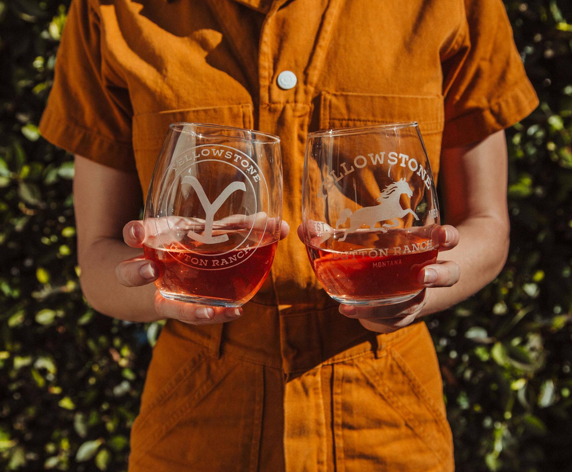 YELLOWSTONE  
EST.  
DUTTON RANCH  
MONTANA