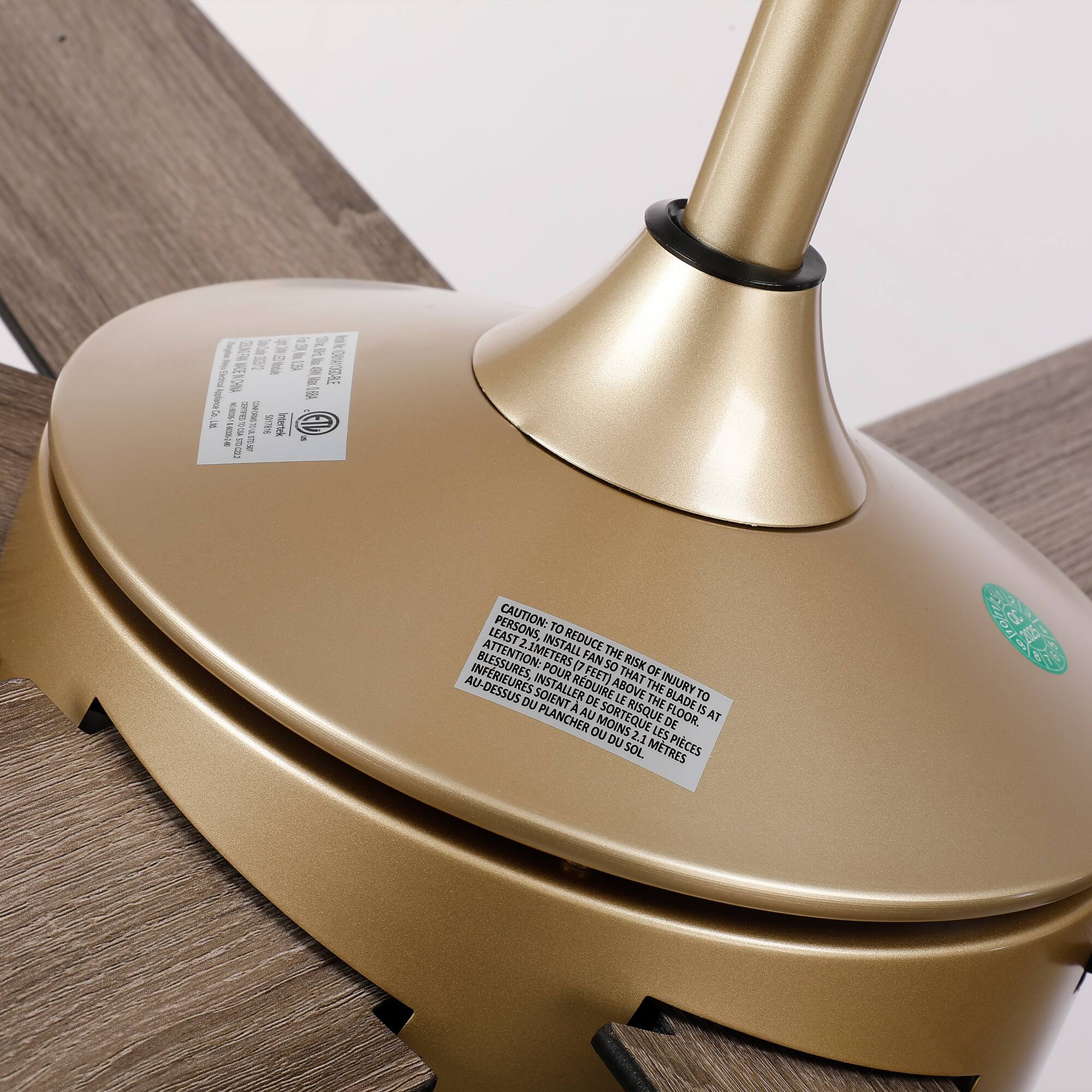 CAUTION: TO REDUCE THE RISK OF INJURY TO PERSONS, INSTALL FAN SO THAT THE BLADE IS AT LEAST 2.1 METERS (7 FEET) ABOVE THE FLOOR. INSTALLER AU-DESSUS DU SOL LES PIECES INFÉRIURES AU SOL OU AU-DESSUS DU SOL AU-DESSUS DU SOL.