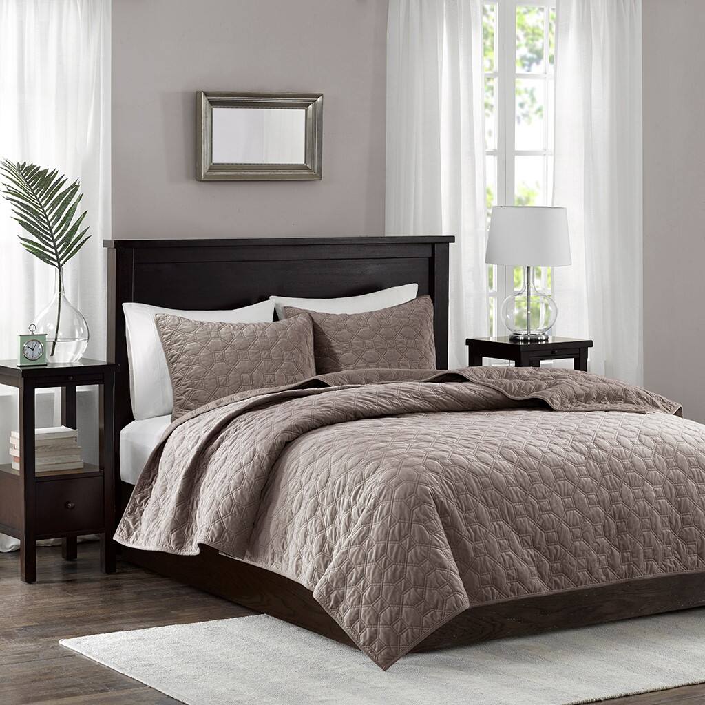 Alt View 1. Gracie Mills - Gracie Mills Gayle 3-Piece Casual Geometric Velvet Quilt Set - Taupe.